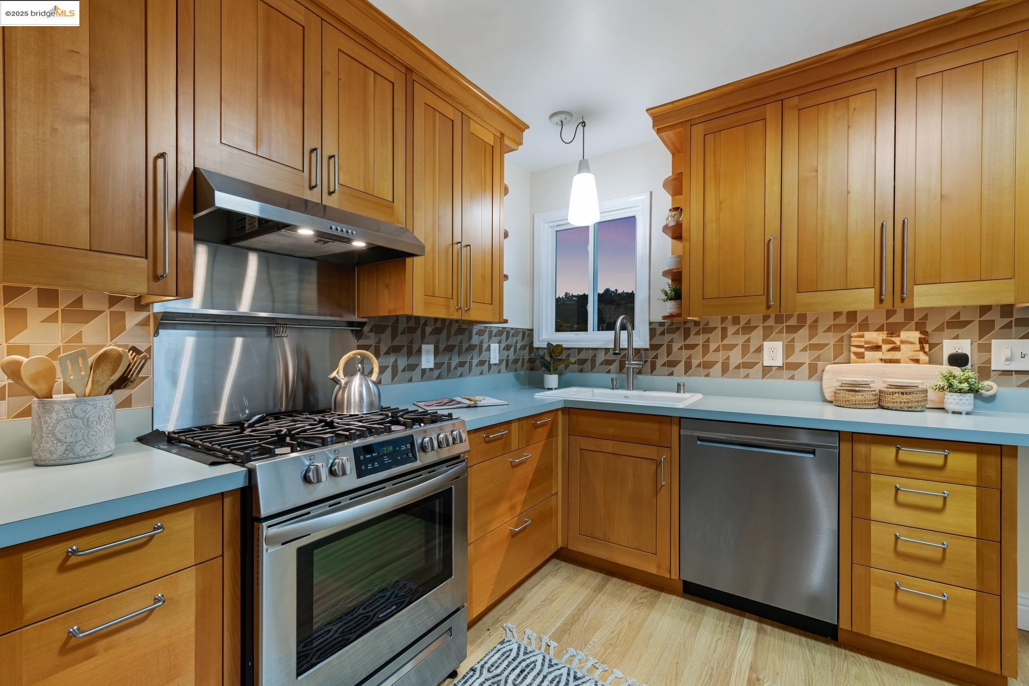 Detail Gallery Image 4 of 43 For 1804 San Benito St, Richmond,  CA 94804 - 2 Beds | 2 Baths