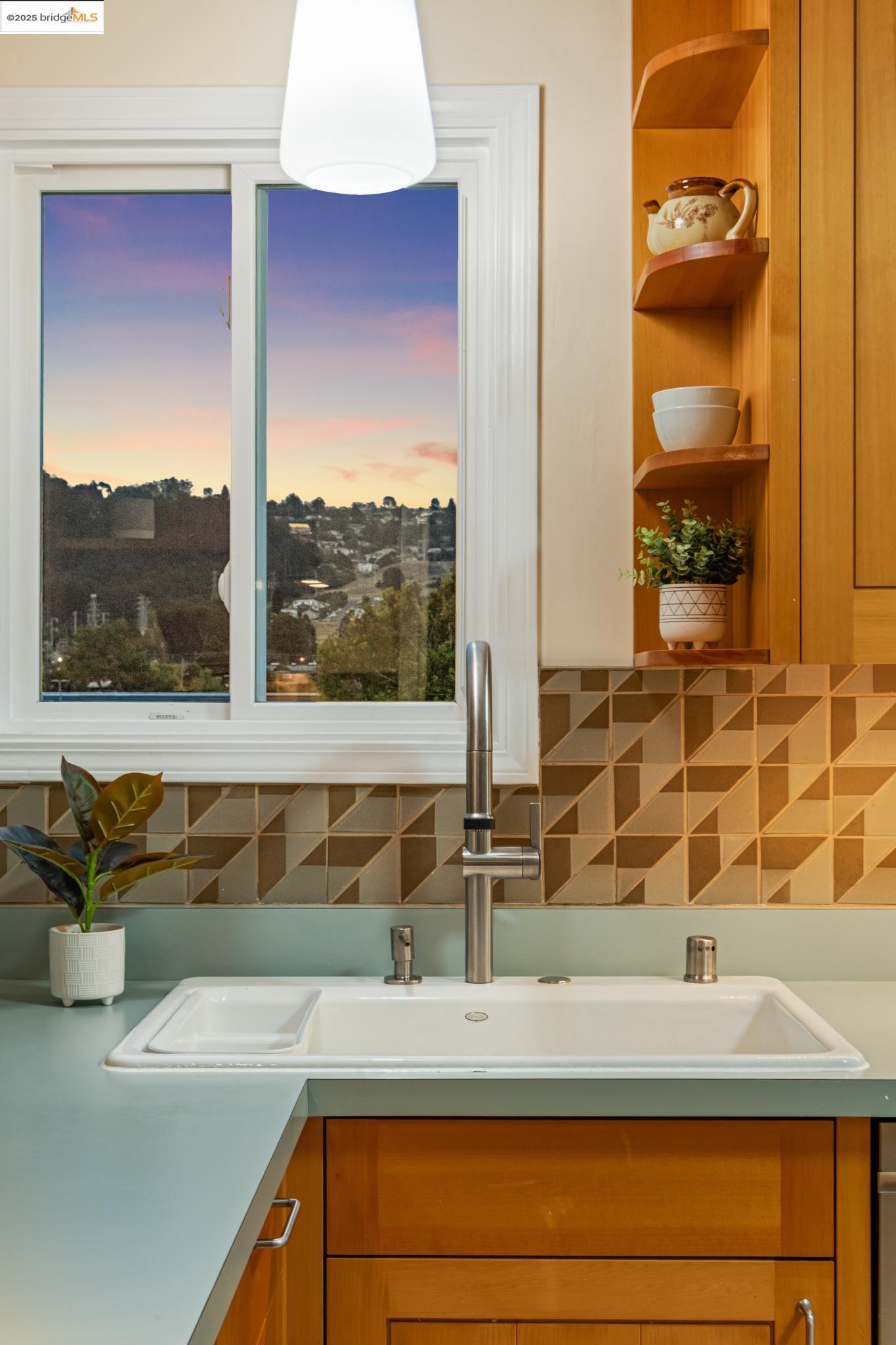 Detail Gallery Image 5 of 43 For 1804 San Benito St, Richmond,  CA 94804 - 2 Beds | 2 Baths