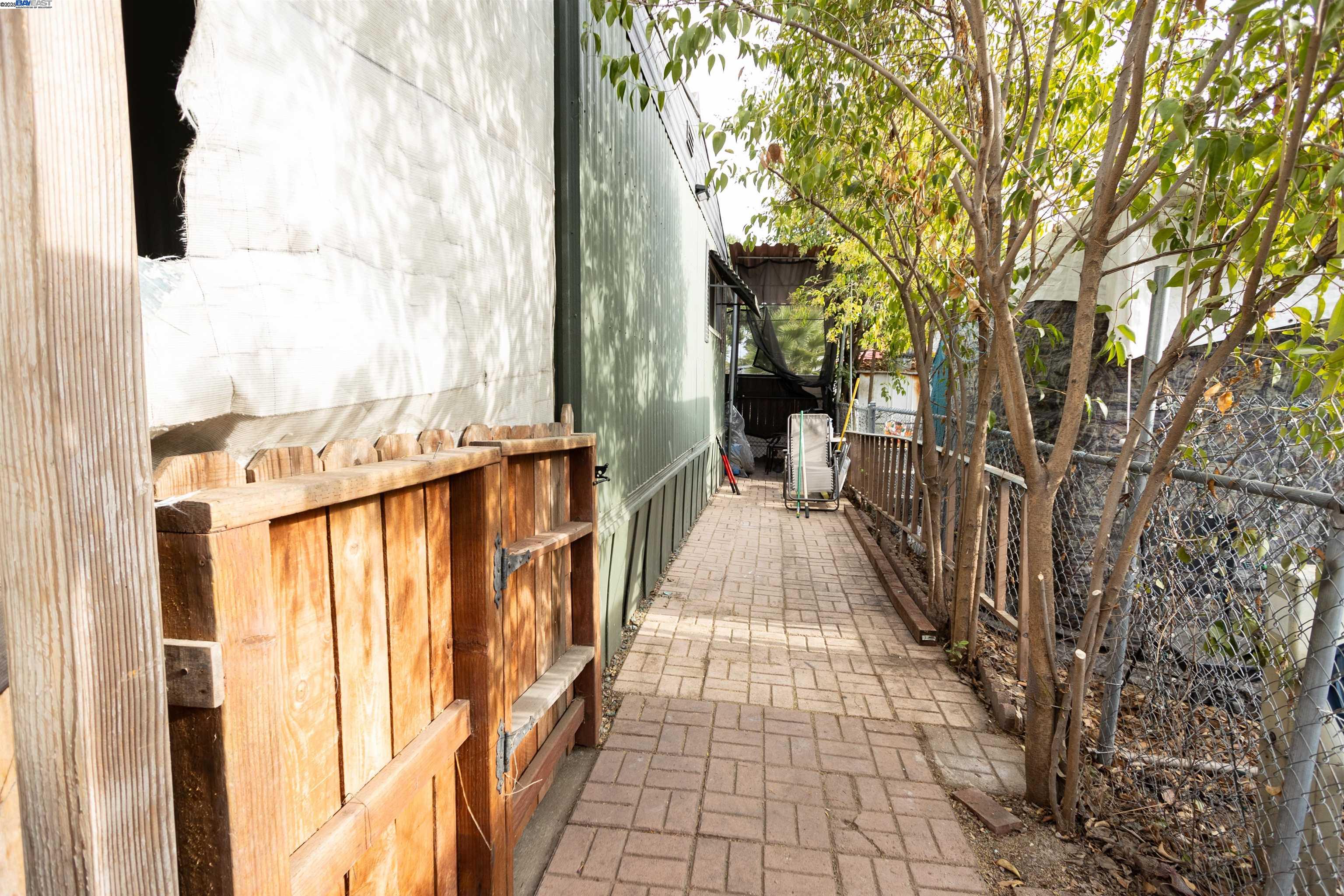 Detail Gallery Image 20 of 22 For 5100 N Highway 99 #8,  Stockton,  CA 95212 - 3 Beds | 2 Baths