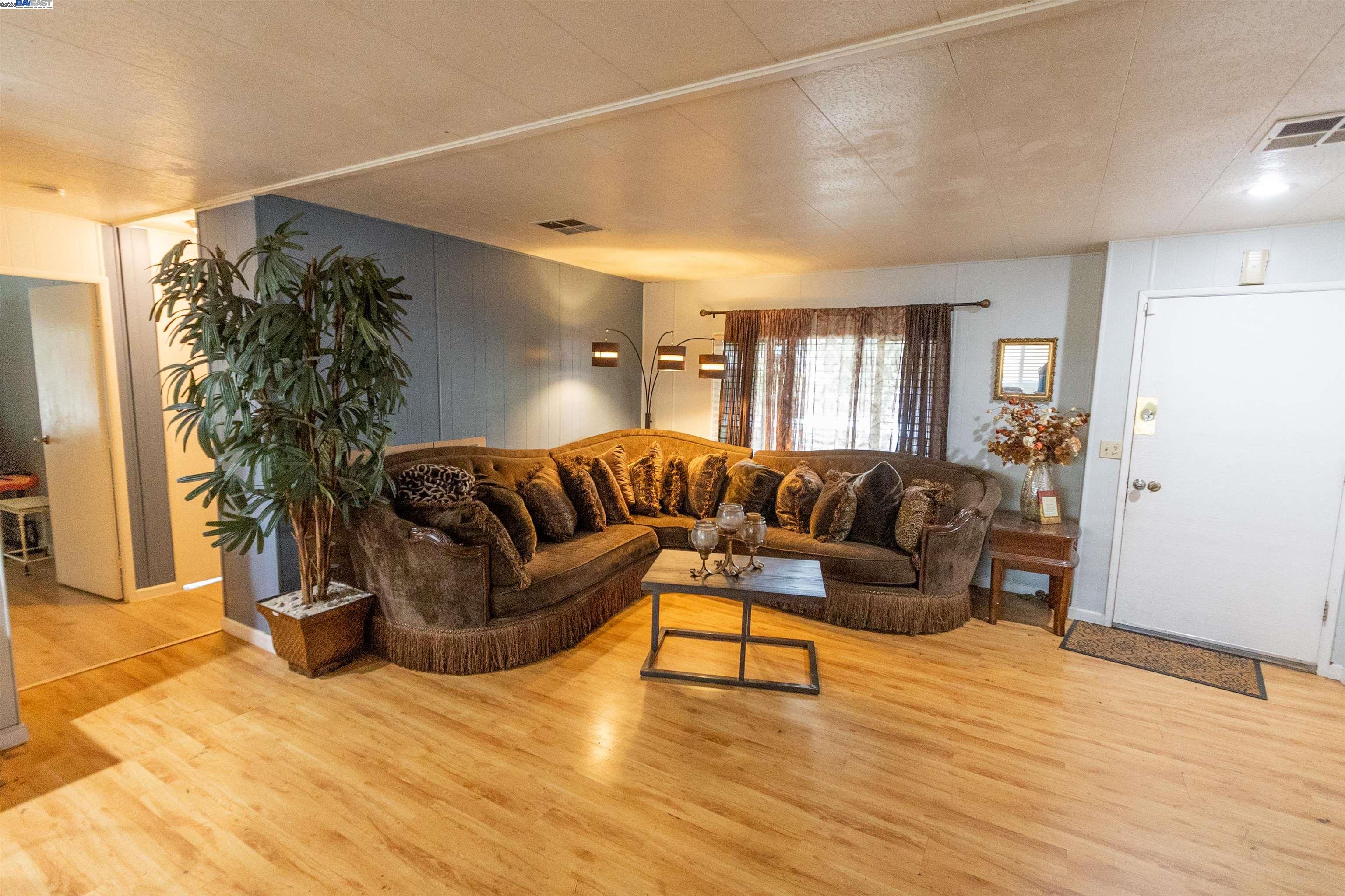 Detail Gallery Image 5 of 22 For 5100 N Highway 99 #8,  Stockton,  CA 95212 - 3 Beds | 2 Baths