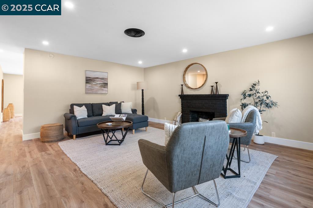 Detail Gallery Image 5 of 39 For 2358 Wright Ave, Pinole,  CA 94564 - 3 Beds | 2 Baths