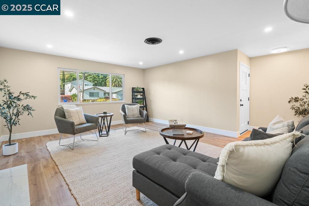 Detail Gallery Image 6 of 39 For 2358 Wright Ave, Pinole,  CA 94564 - 3 Beds | 2 Baths
