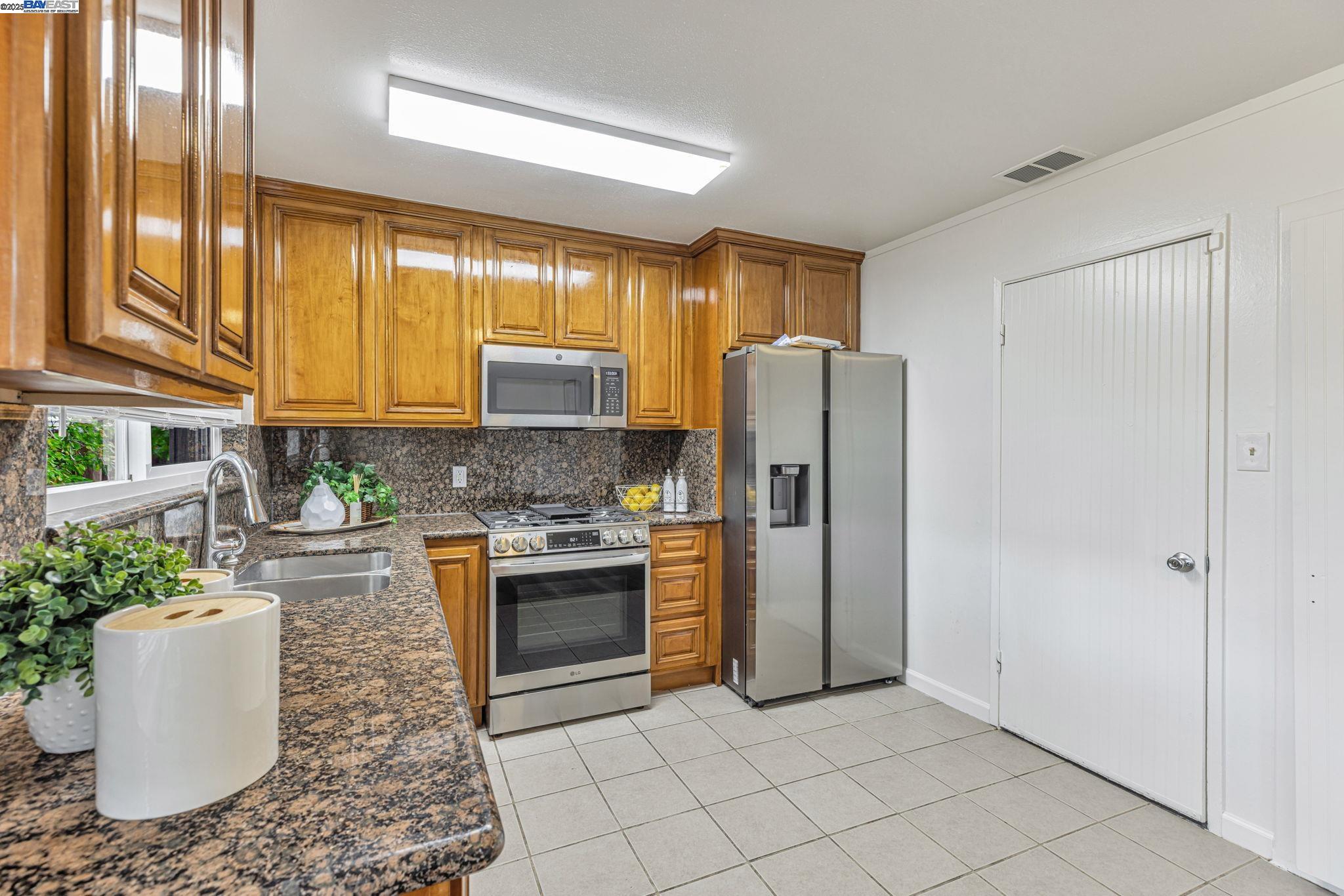 Detail Gallery Image 7 of 29 For 7600 Ironwood Dr, Dublin,  CA 94568 - 3 Beds | 2 Baths