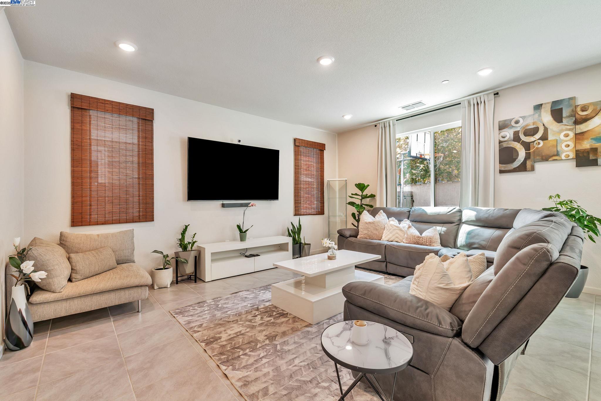 Detail Gallery Image 3 of 31 For 217 Agata Way, Oakley,  CA 94561 - 4 Beds | 3 Baths