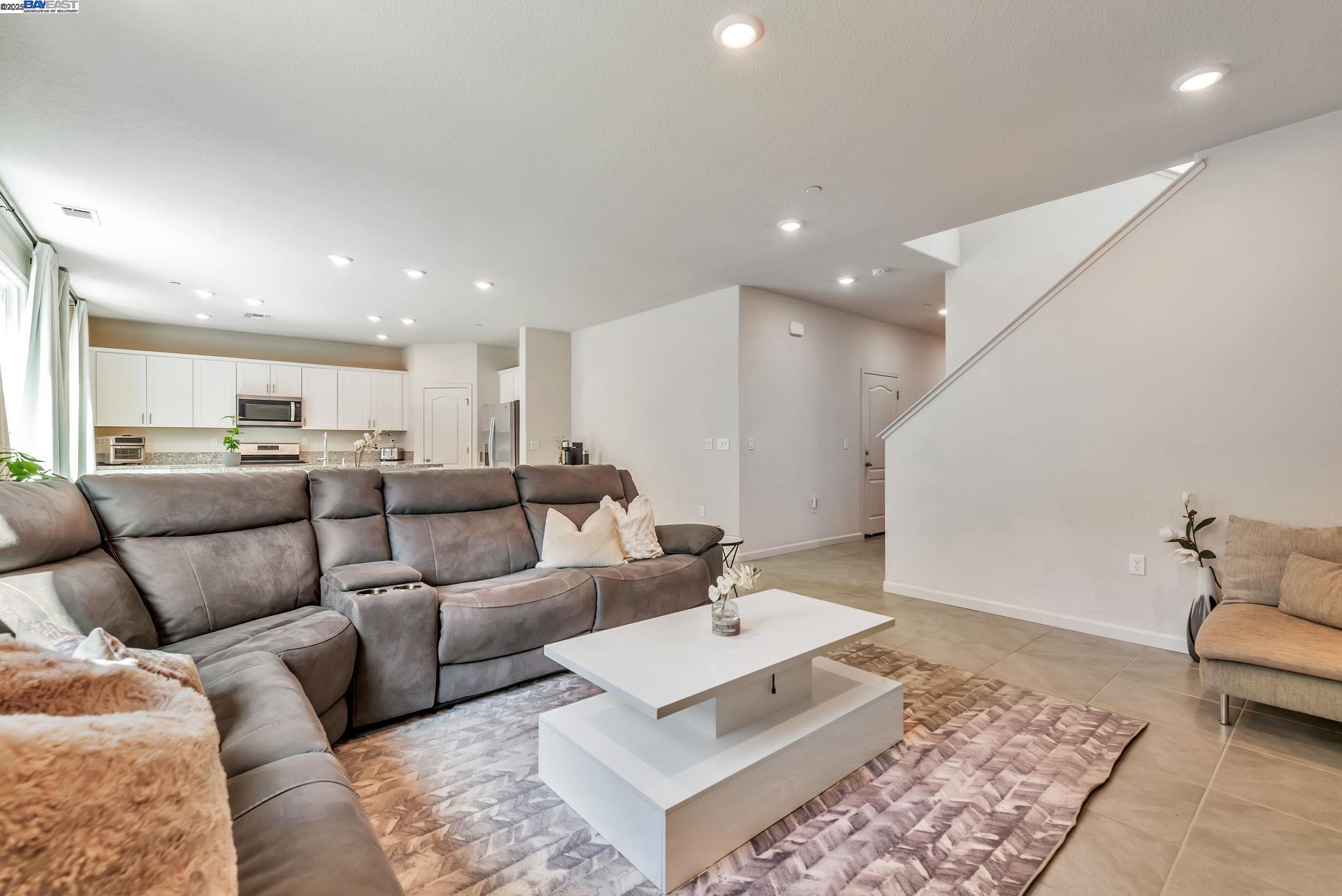 Detail Gallery Image 4 of 31 For 217 Agata Way, Oakley,  CA 94561 - 4 Beds | 3 Baths