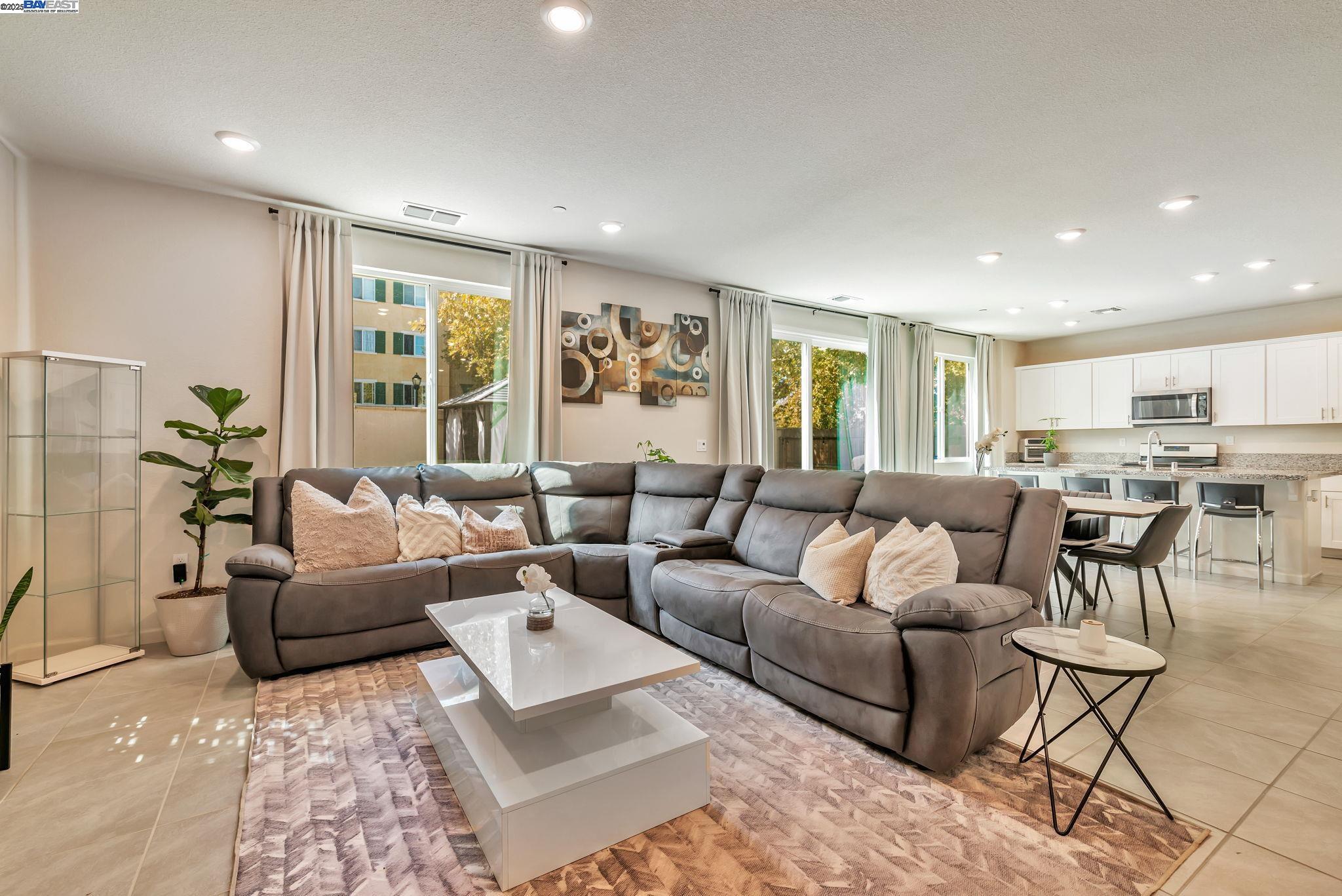 Detail Gallery Image 5 of 31 For 217 Agata Way, Oakley,  CA 94561 - 4 Beds | 3 Baths