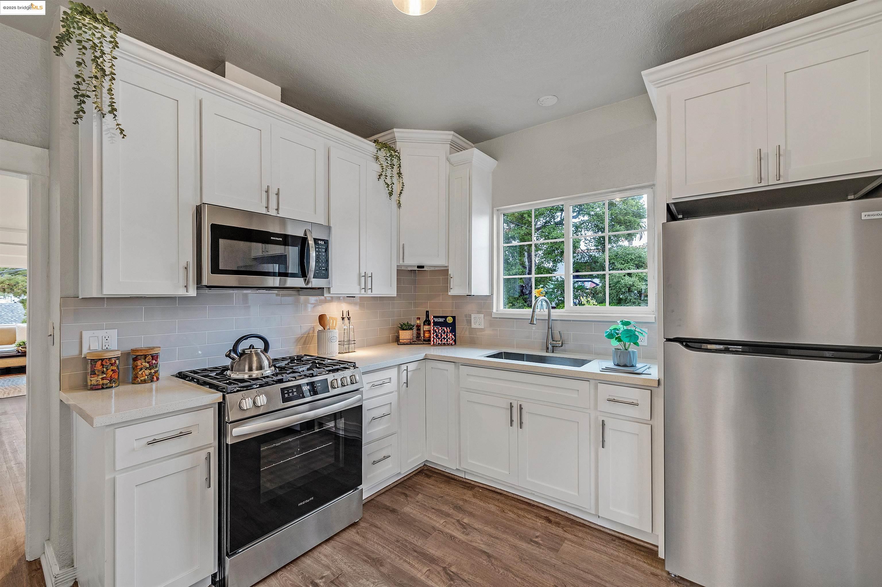 Detail Gallery Image 14 of 33 For 1641 E 20th Street, Oakland,  CA 94606 - 2 Beds | 1 Baths