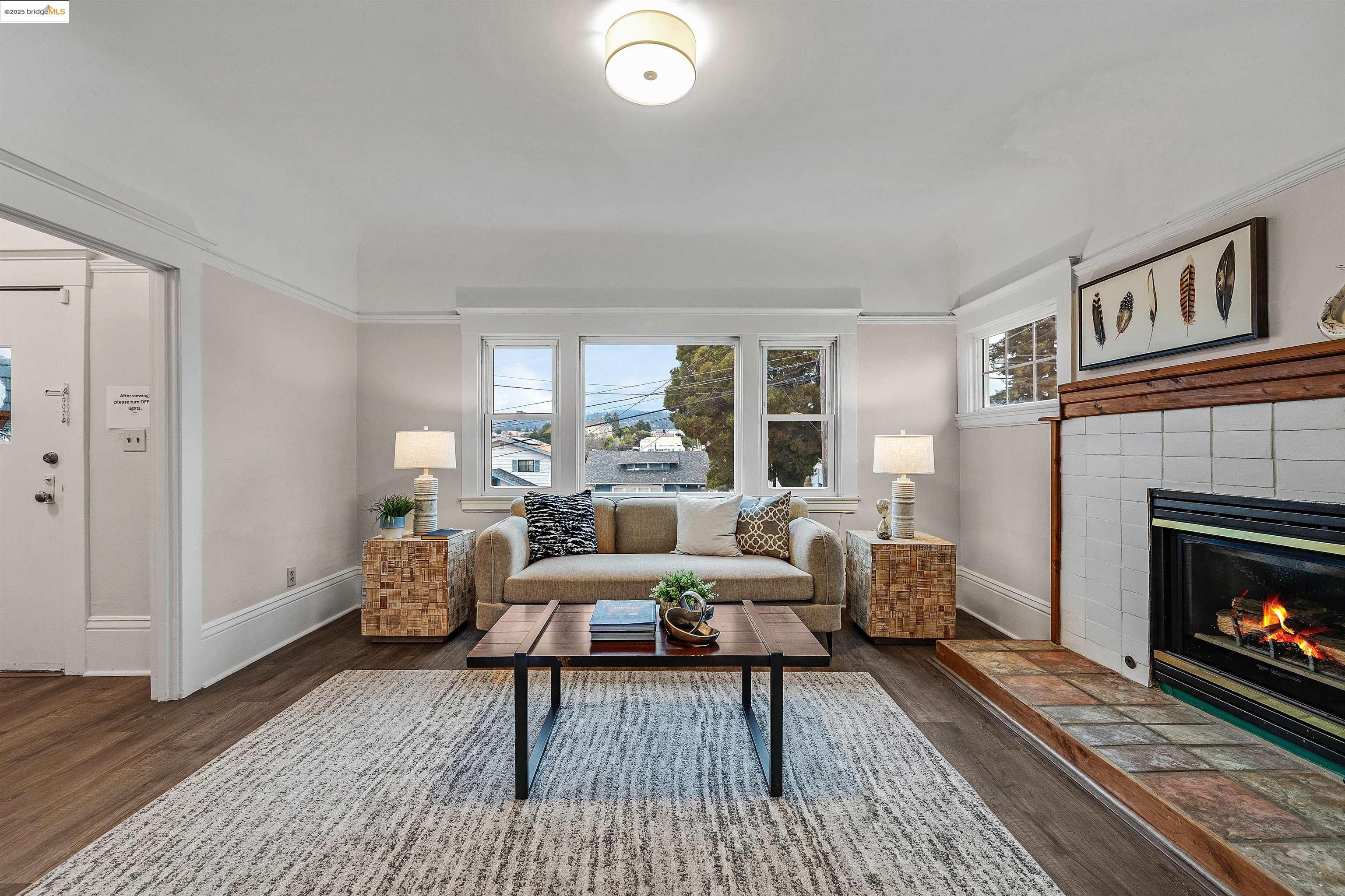 Detail Gallery Image 8 of 33 For 1641 E 20th Street, Oakland,  CA 94606 - 2 Beds | 1 Baths