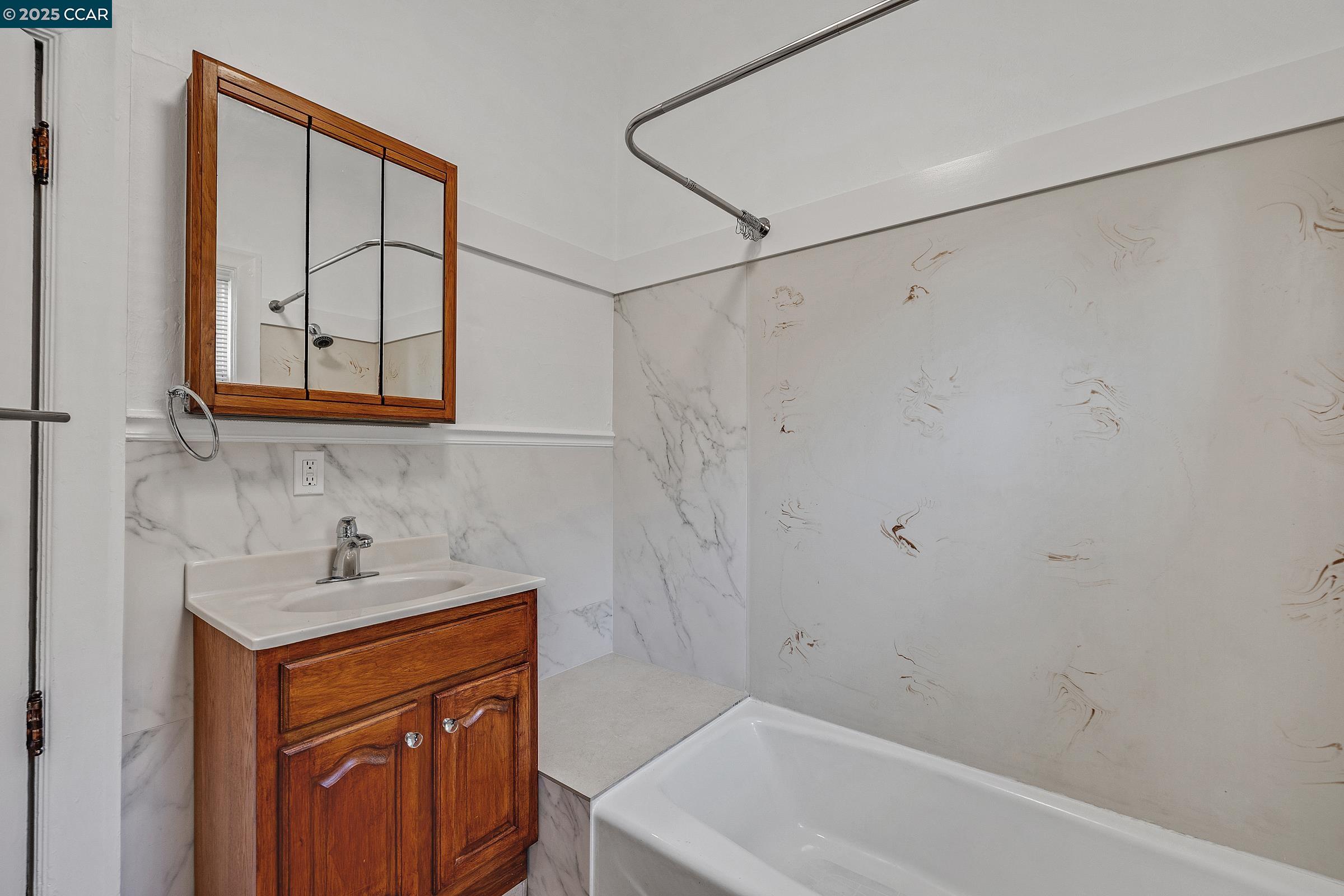 Detail Gallery Image 15 of 24 For 3102 Martin Luther King Way, Berkeley,  CA 94703 - 3 Beds | 1 Baths