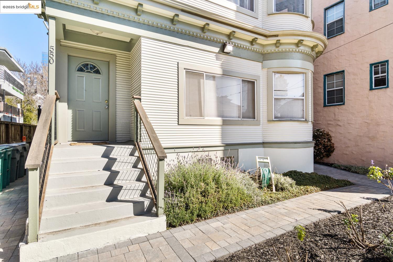 Detail Gallery Image 4 of 27 For 548 37th St, Oakland,  CA 94609 - – Beds | – Baths