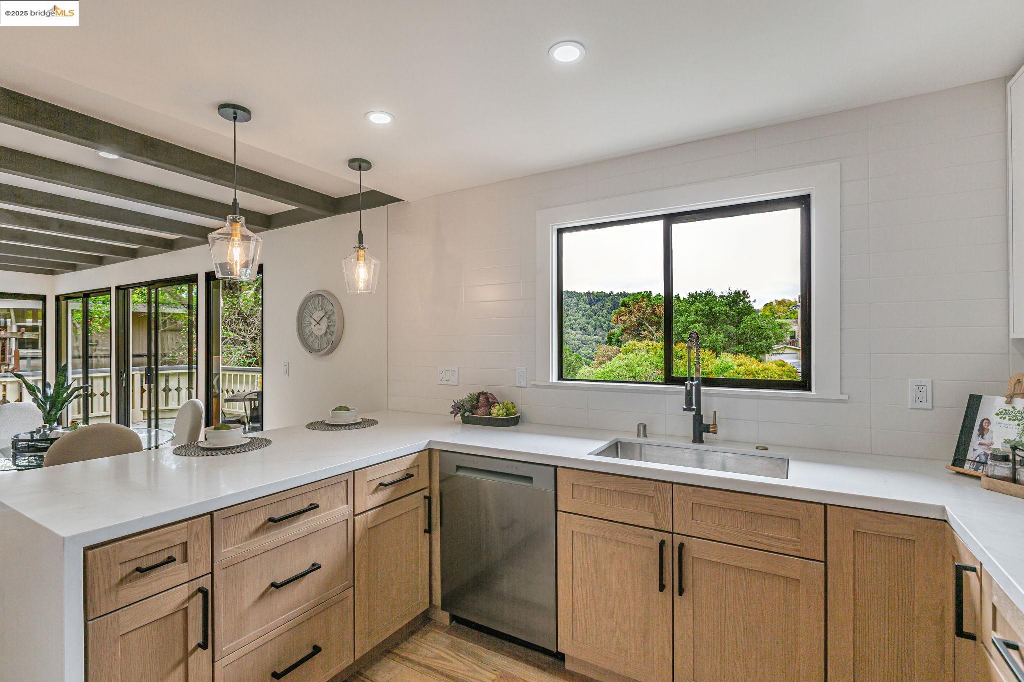Detail Gallery Image 14 of 44 For 2 Hillcrest Ct, San Anselmo,  CA 94960 - 3 Beds | 2 Baths