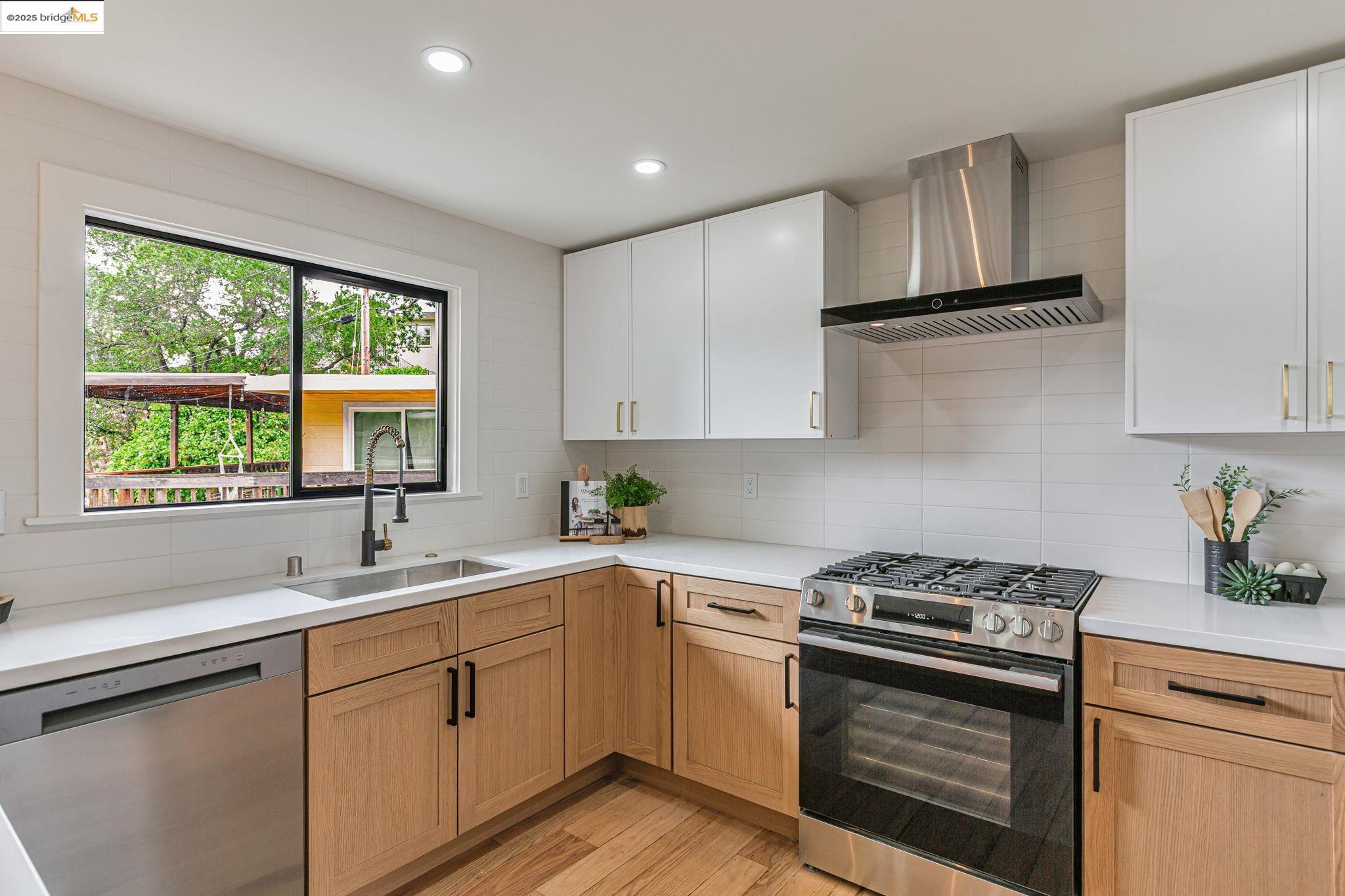 Detail Gallery Image 16 of 44 For 2 Hillcrest Ct, San Anselmo,  CA 94960 - 3 Beds | 2 Baths