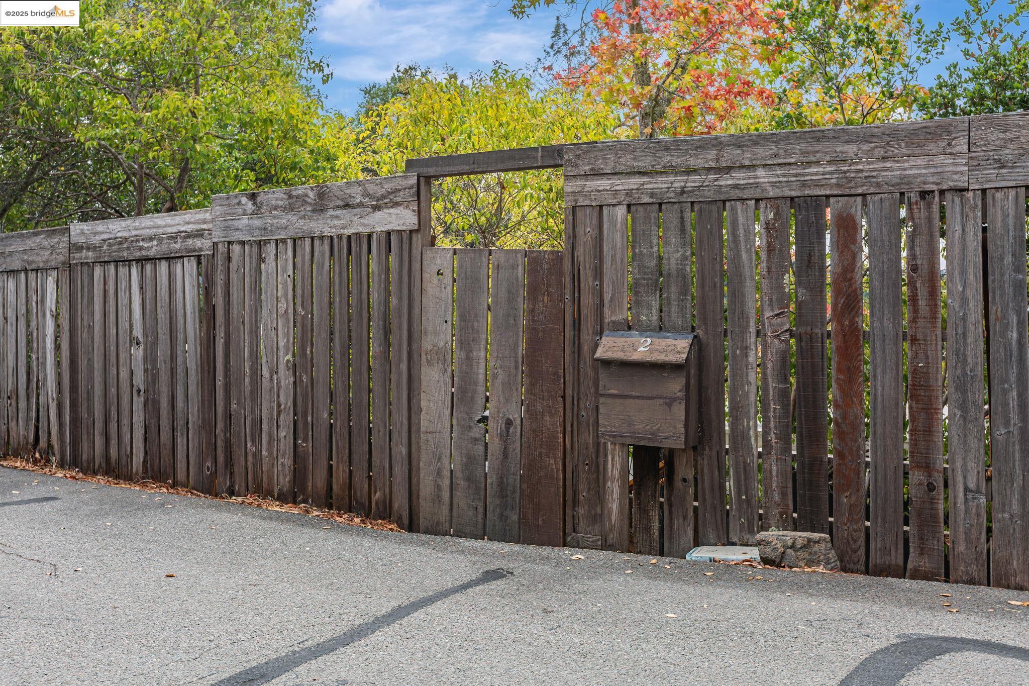 Detail Gallery Image 3 of 44 For 2 Hillcrest Ct, San Anselmo,  CA 94960 - 3 Beds | 2 Baths