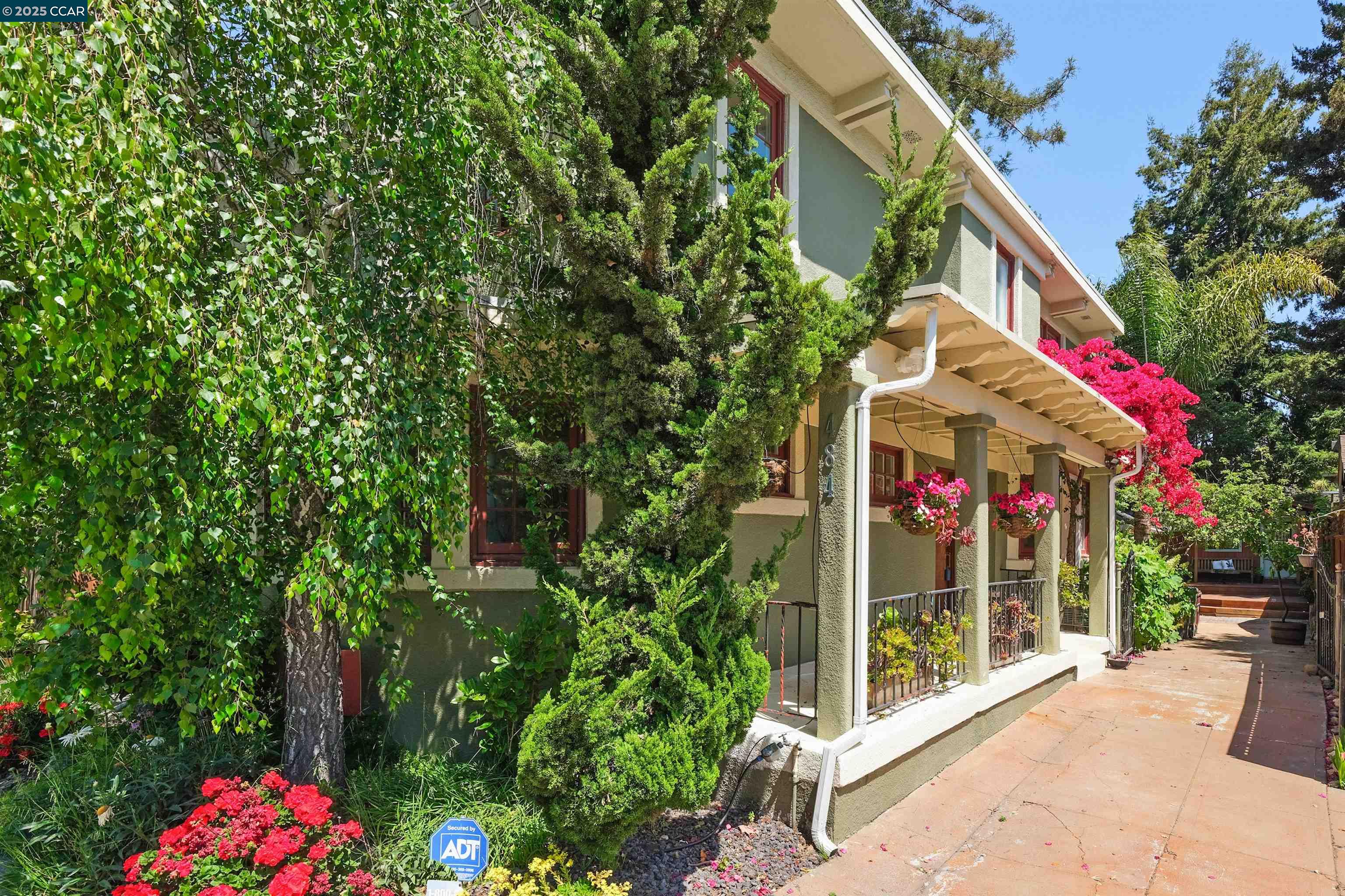 Detail Gallery Image 2 of 30 For 484 Forest St, Oakland,  CA 94618 - 2 Beds | 1/1 Baths