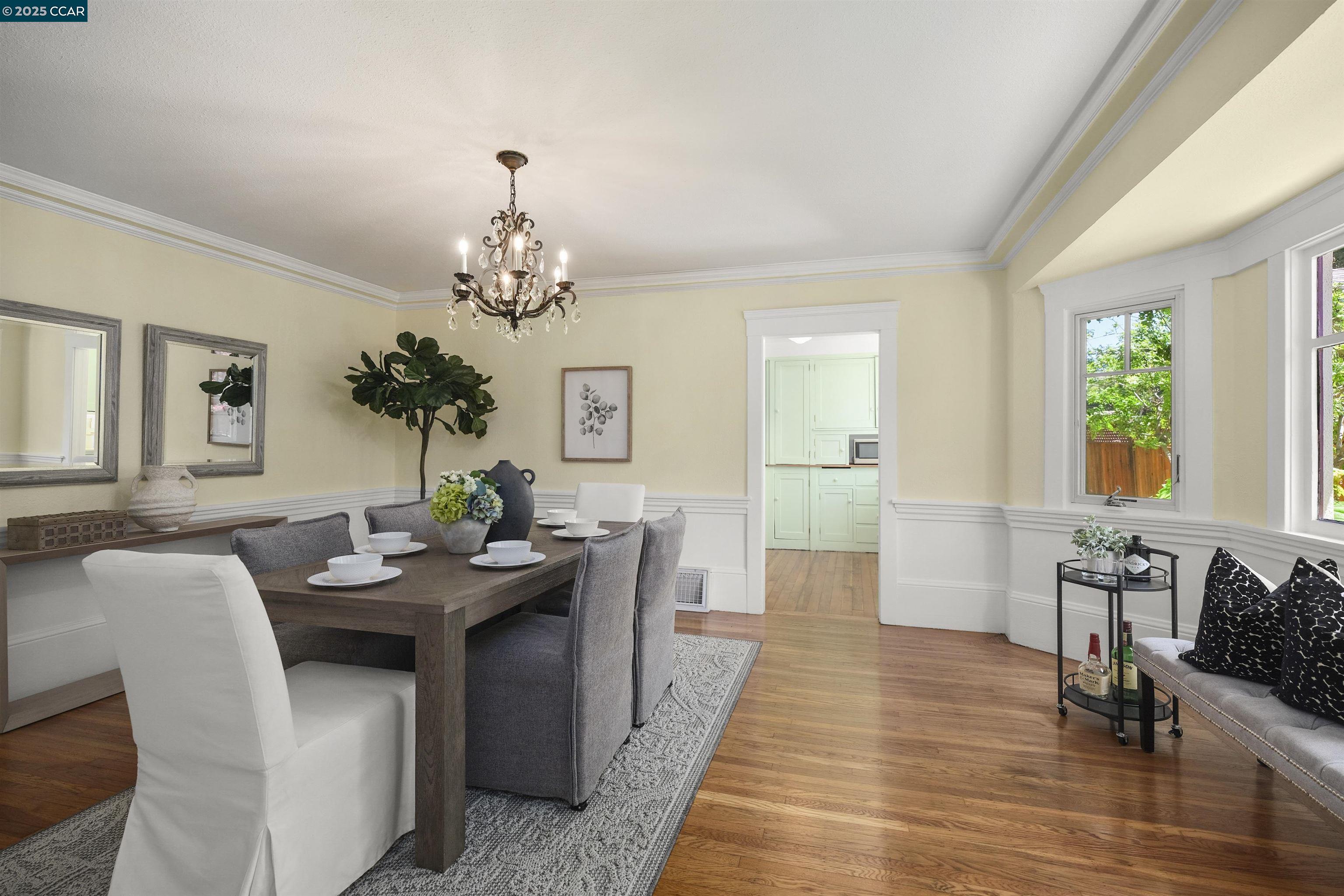 Detail Gallery Image 12 of 30 For 484 Forest St, Oakland,  CA 94618 - 2 Beds | 1/1 Baths