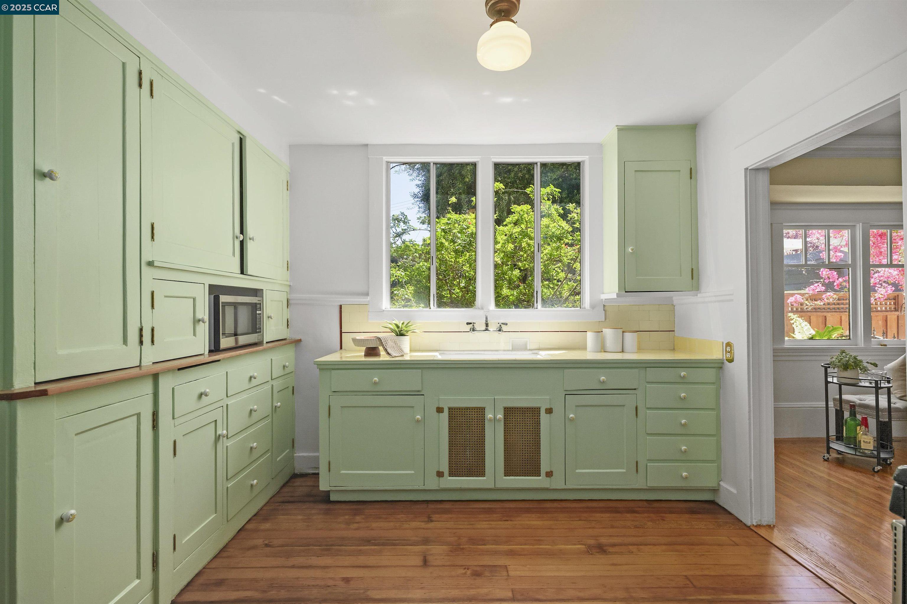 Detail Gallery Image 13 of 30 For 484 Forest St, Oakland,  CA 94618 - 2 Beds | 1/1 Baths