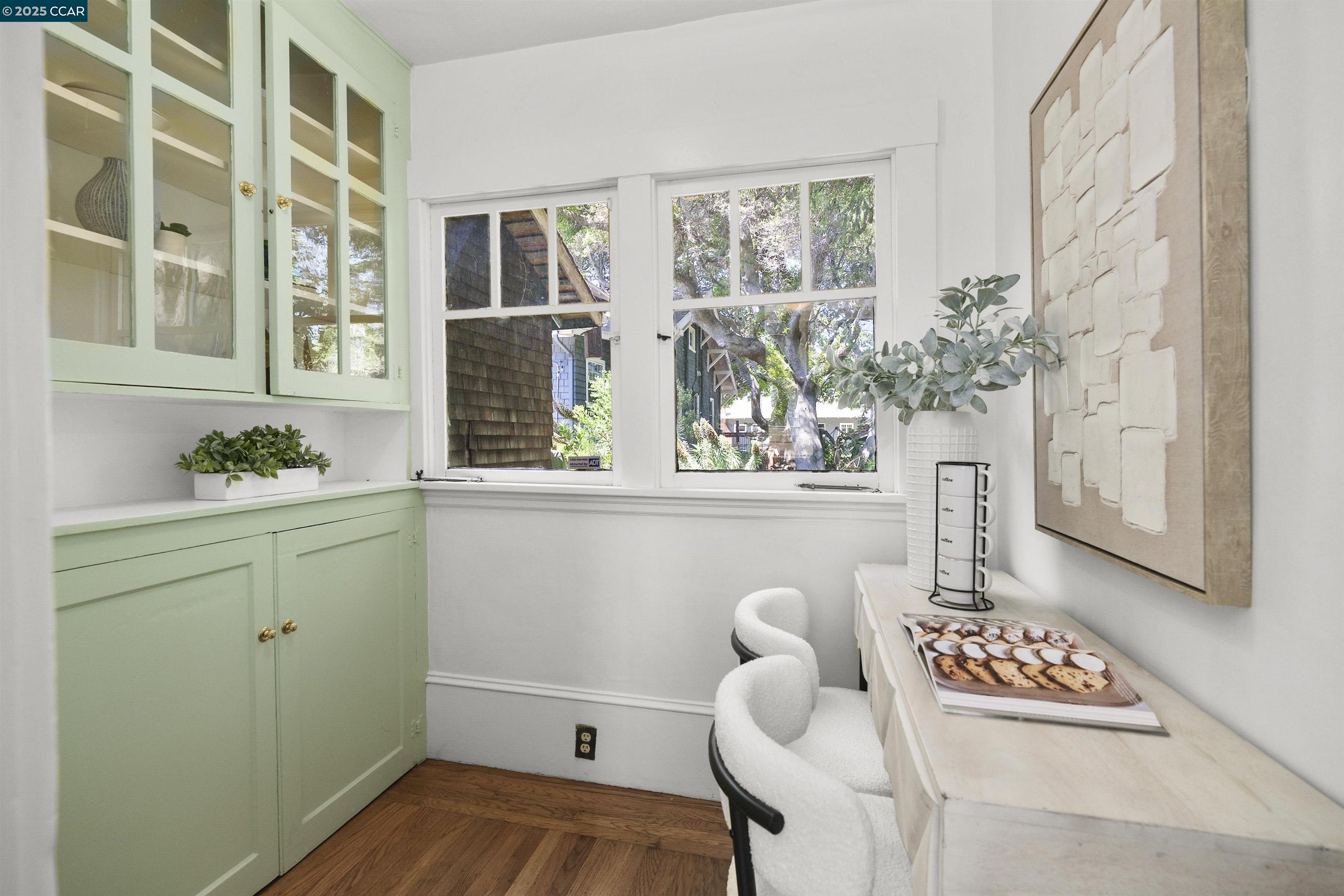 Detail Gallery Image 15 of 30 For 484 Forest St, Oakland,  CA 94618 - 2 Beds | 1/1 Baths