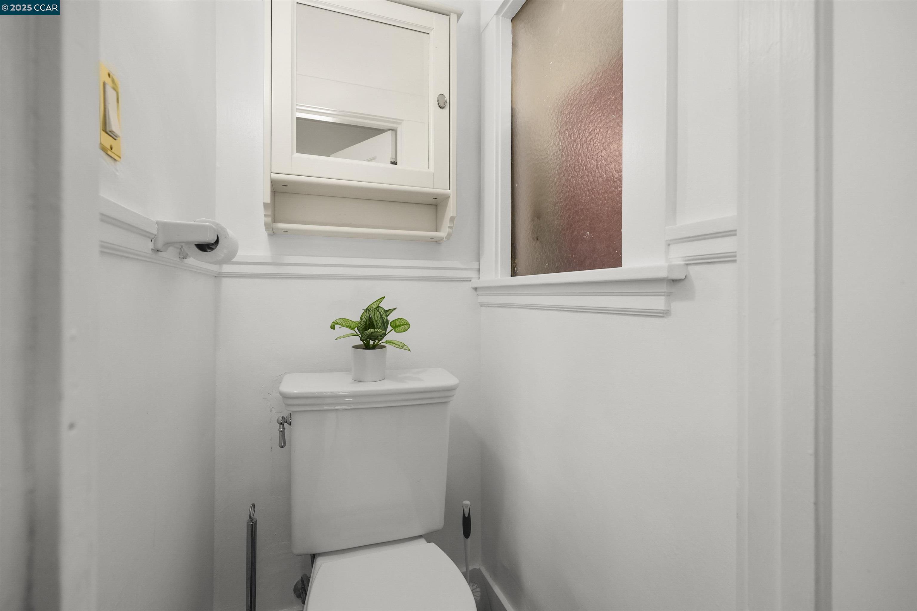Detail Gallery Image 19 of 30 For 484 Forest St, Oakland,  CA 94618 - 2 Beds | 1/1 Baths