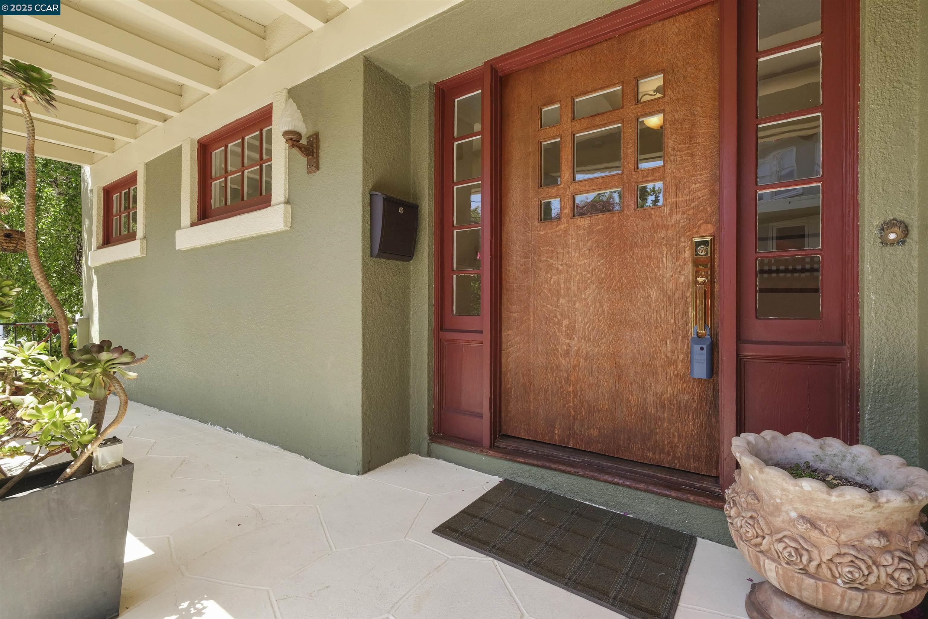 Detail Gallery Image 3 of 30 For 484 Forest St, Oakland,  CA 94618 - 2 Beds | 1/1 Baths