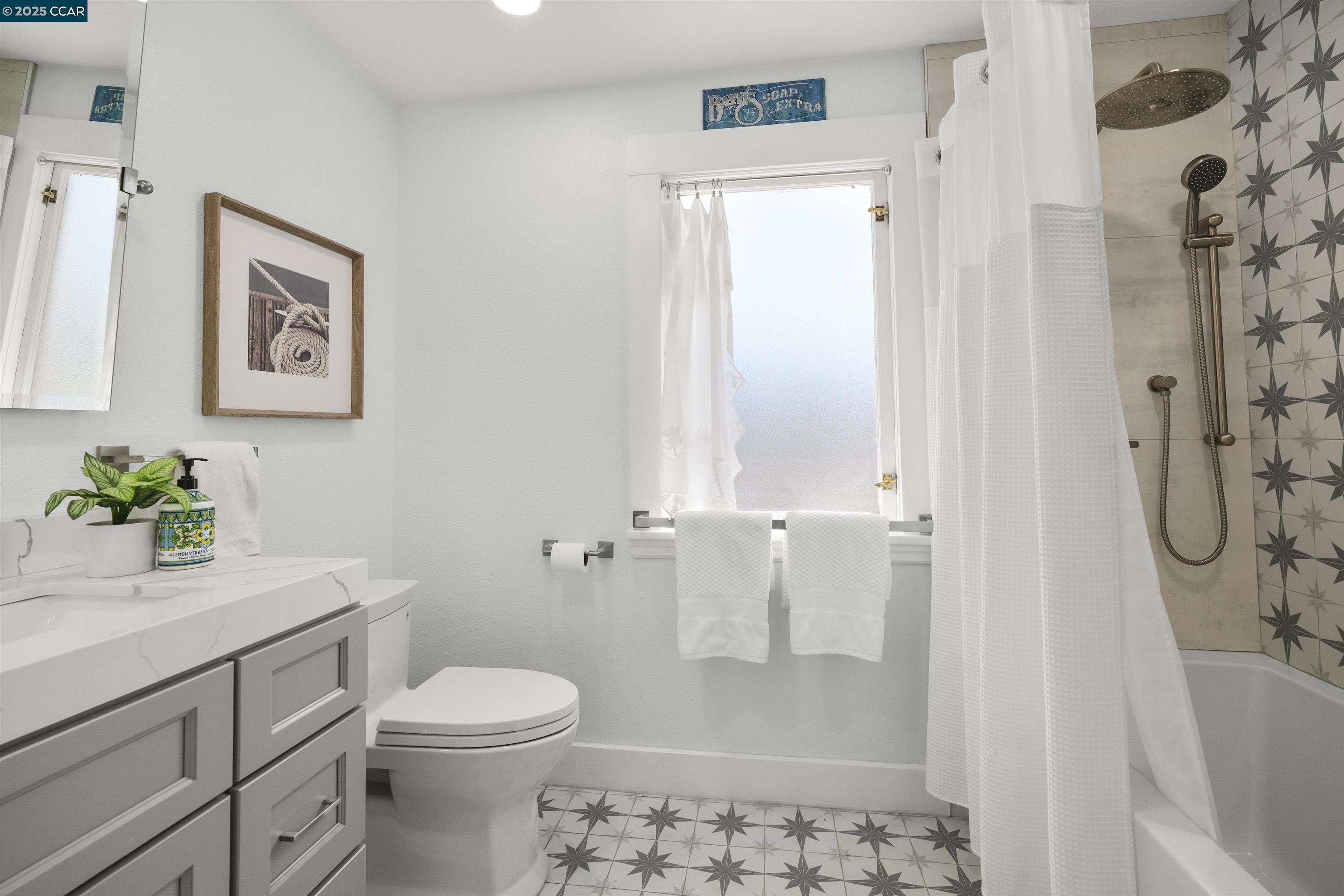 Detail Gallery Image 24 of 30 For 484 Forest St, Oakland,  CA 94618 - 2 Beds | 1/1 Baths