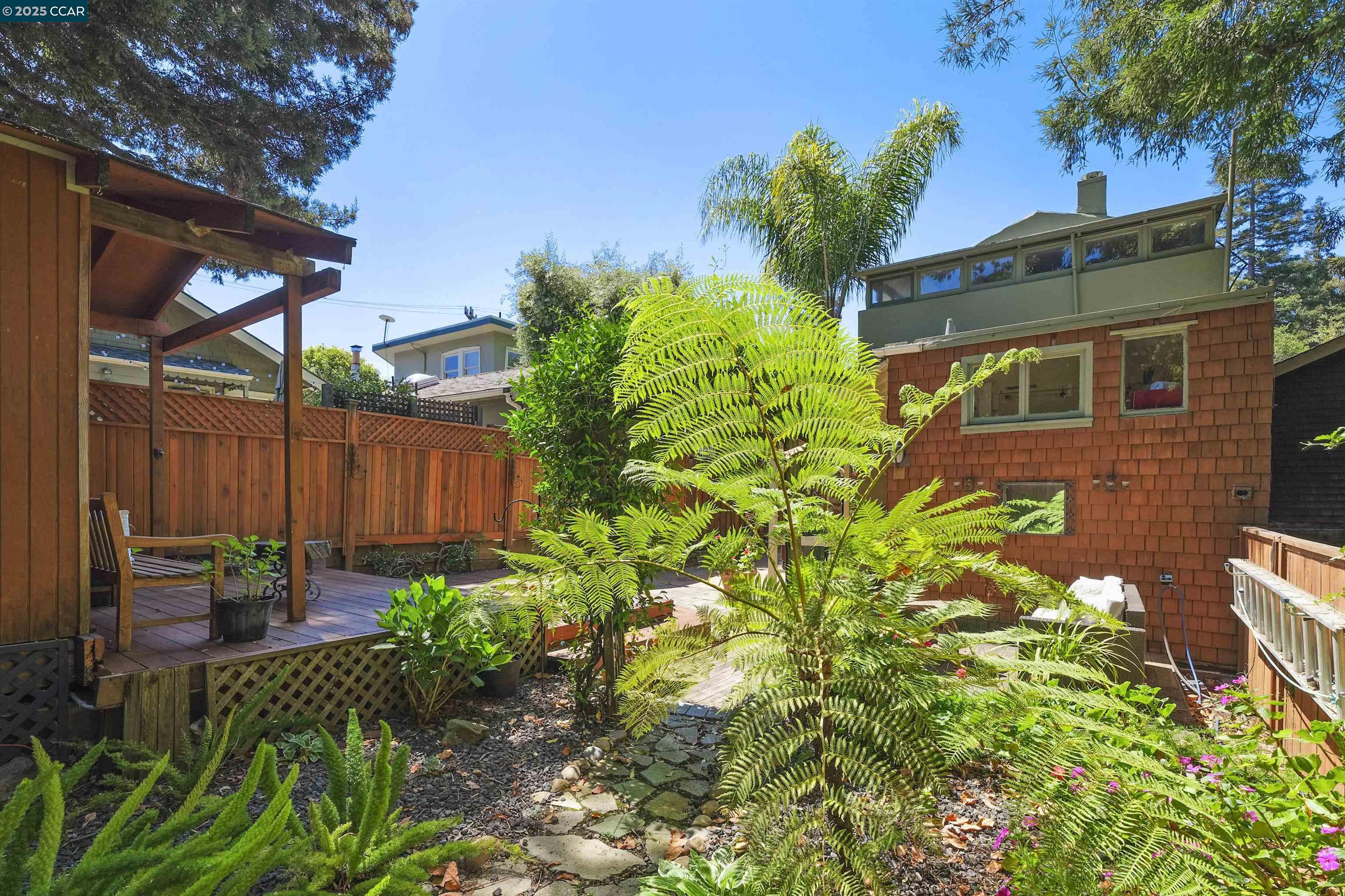 Detail Gallery Image 27 of 30 For 484 Forest St, Oakland,  CA 94618 - 2 Beds | 1/1 Baths