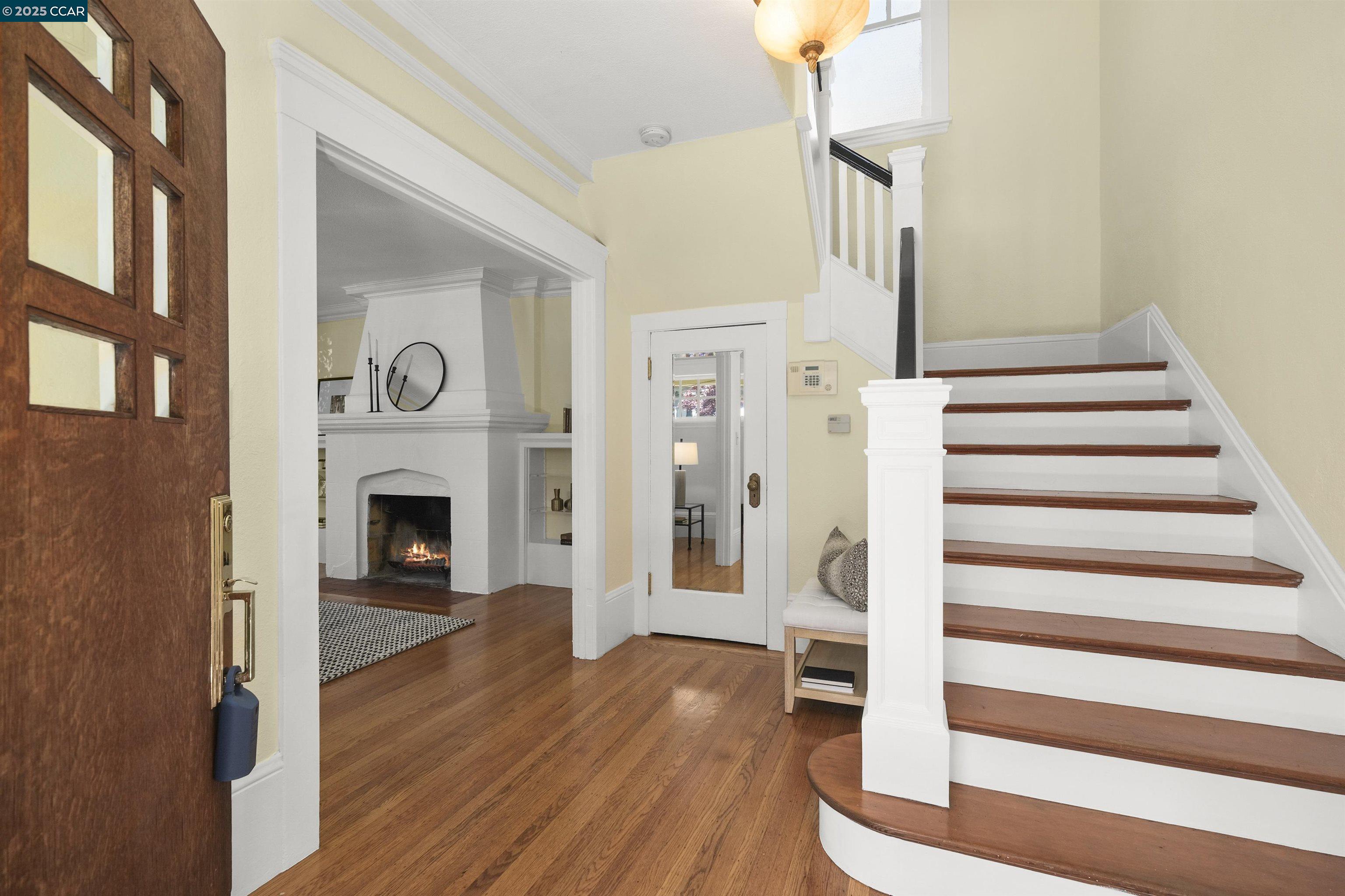Detail Gallery Image 4 of 30 For 484 Forest St, Oakland,  CA 94618 - 2 Beds | 1/1 Baths