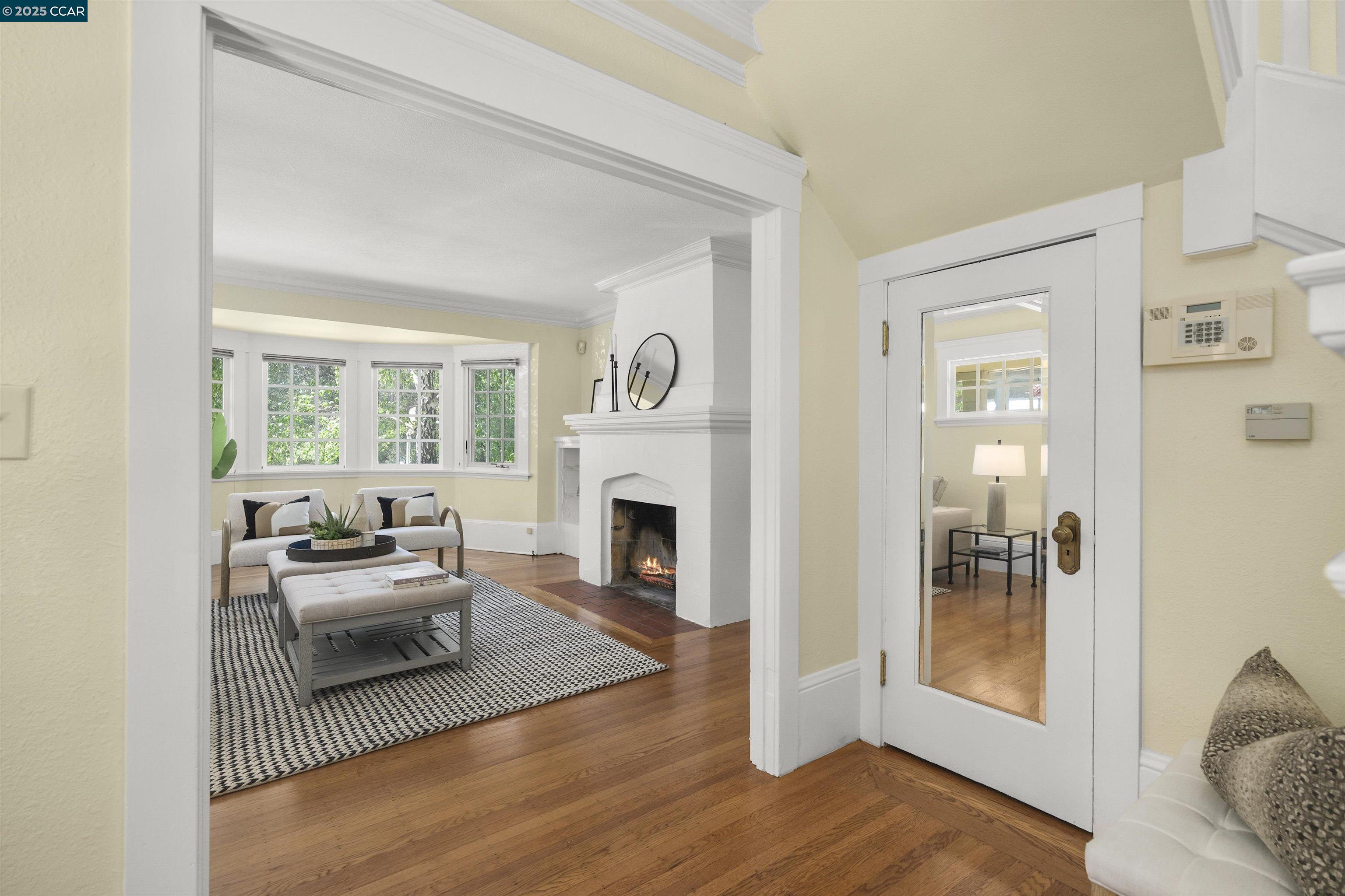 Detail Gallery Image 5 of 30 For 484 Forest St, Oakland,  CA 94618 - 2 Beds | 1/1 Baths