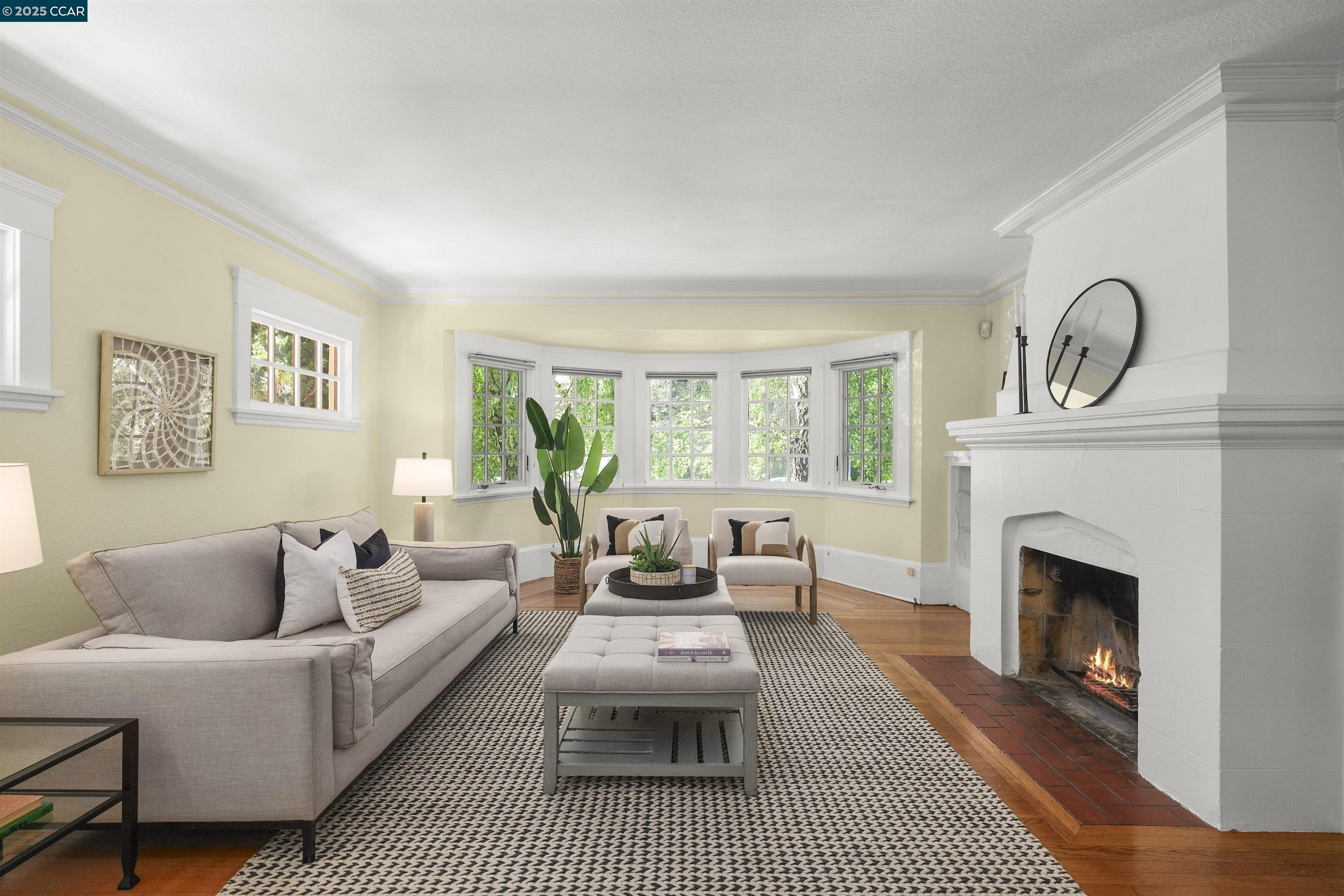 Detail Gallery Image 6 of 30 For 484 Forest St, Oakland,  CA 94618 - 2 Beds | 1/1 Baths