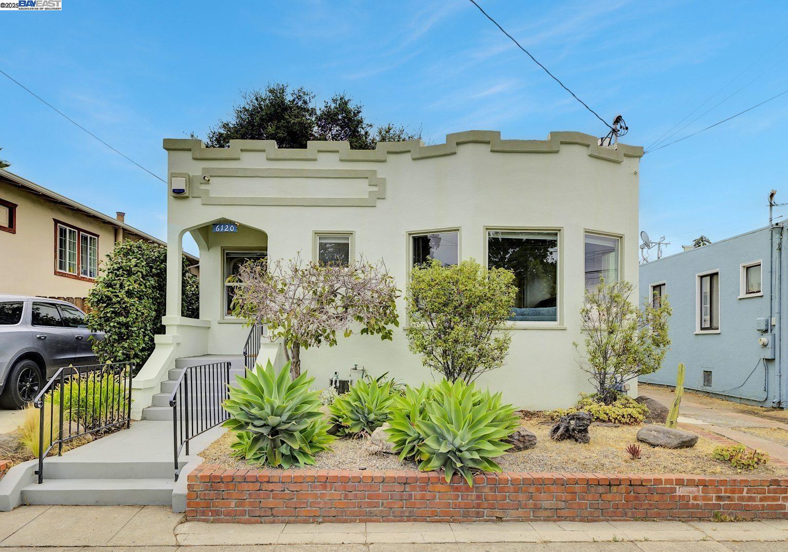 Detail Gallery Image 3 of 44 For 6120 Camden St, Oakland,  CA 94605 - 3 Beds | 2 Baths