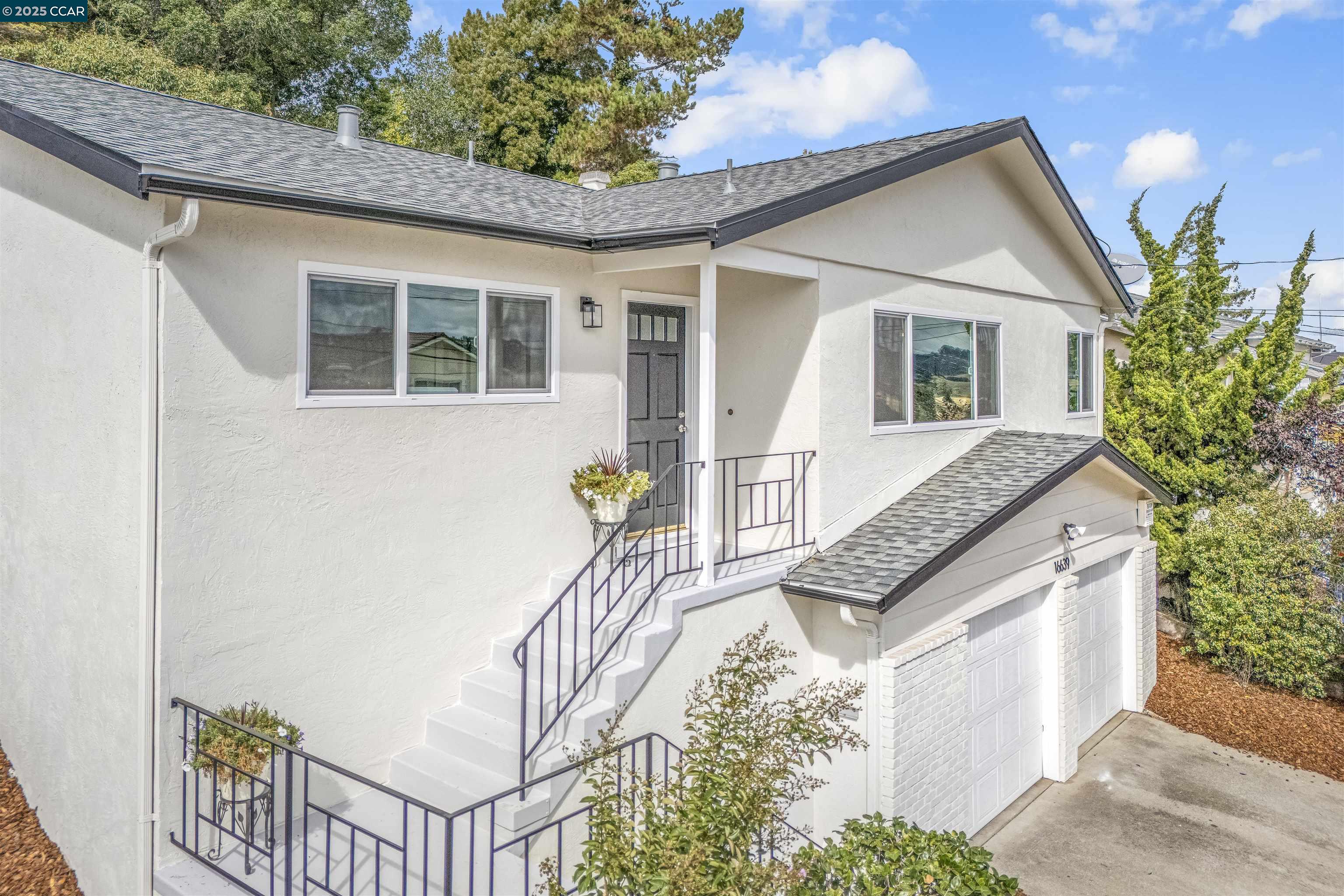 Detail Gallery Image 2 of 50 For 16639 Selby Dr, Castro Valley,  CA 94578 - 5 Beds | 2 Baths