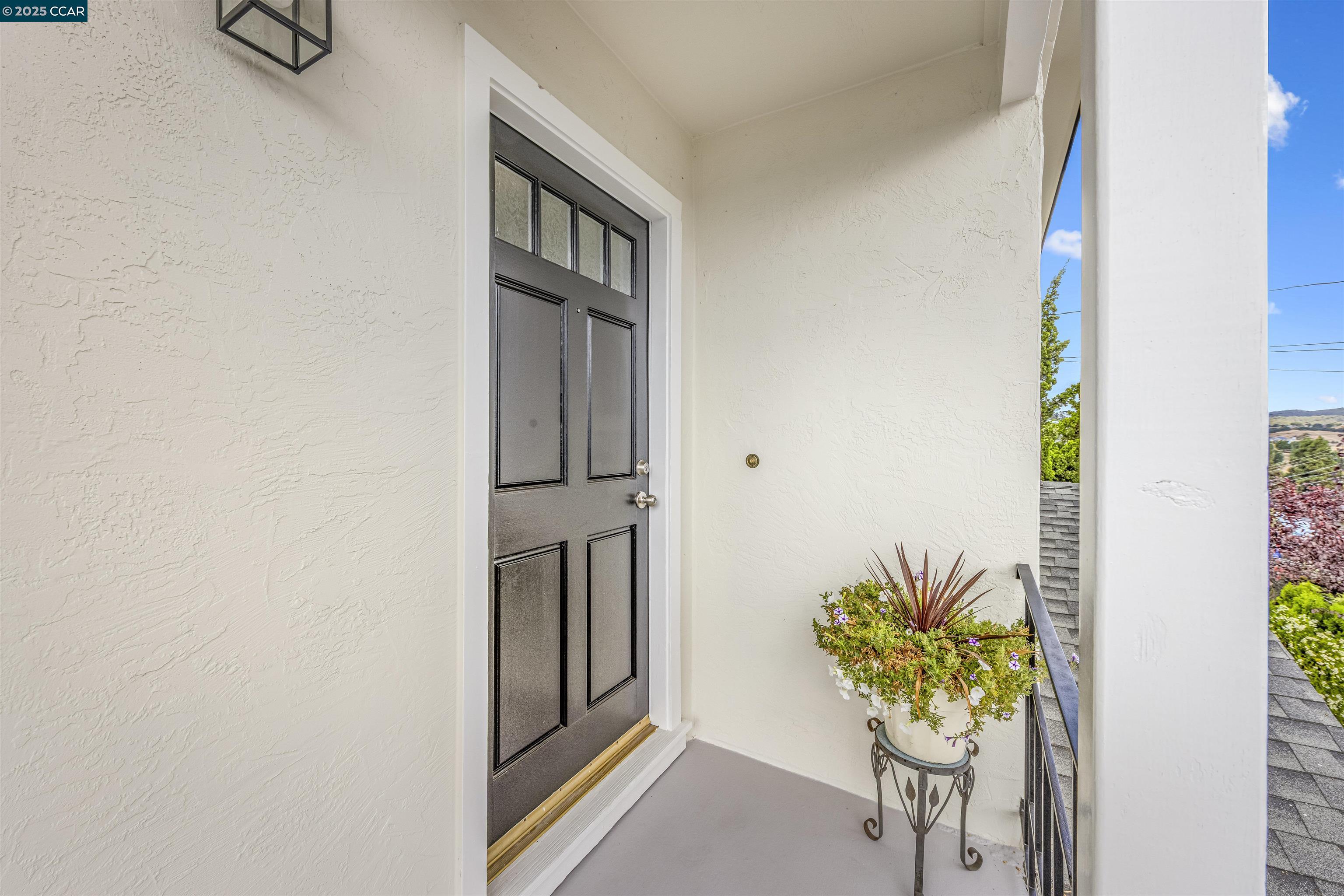 Detail Gallery Image 3 of 50 For 16639 Selby Dr, Castro Valley,  CA 94578 - 5 Beds | 2 Baths