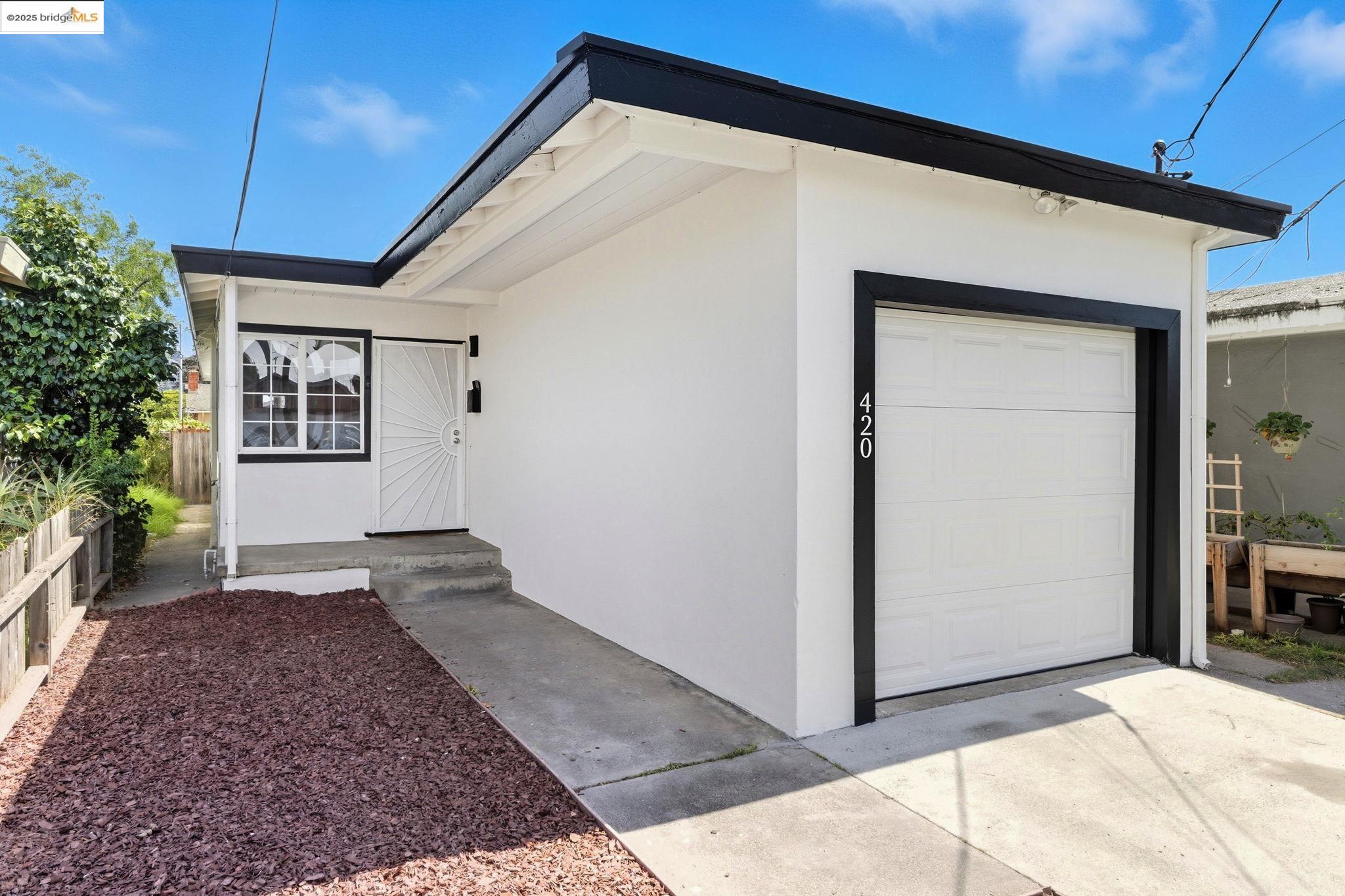 Detail Gallery Image 3 of 53 For 420 S 38th St, Richmond,  CA 94804 - 3 Beds | 1 Baths