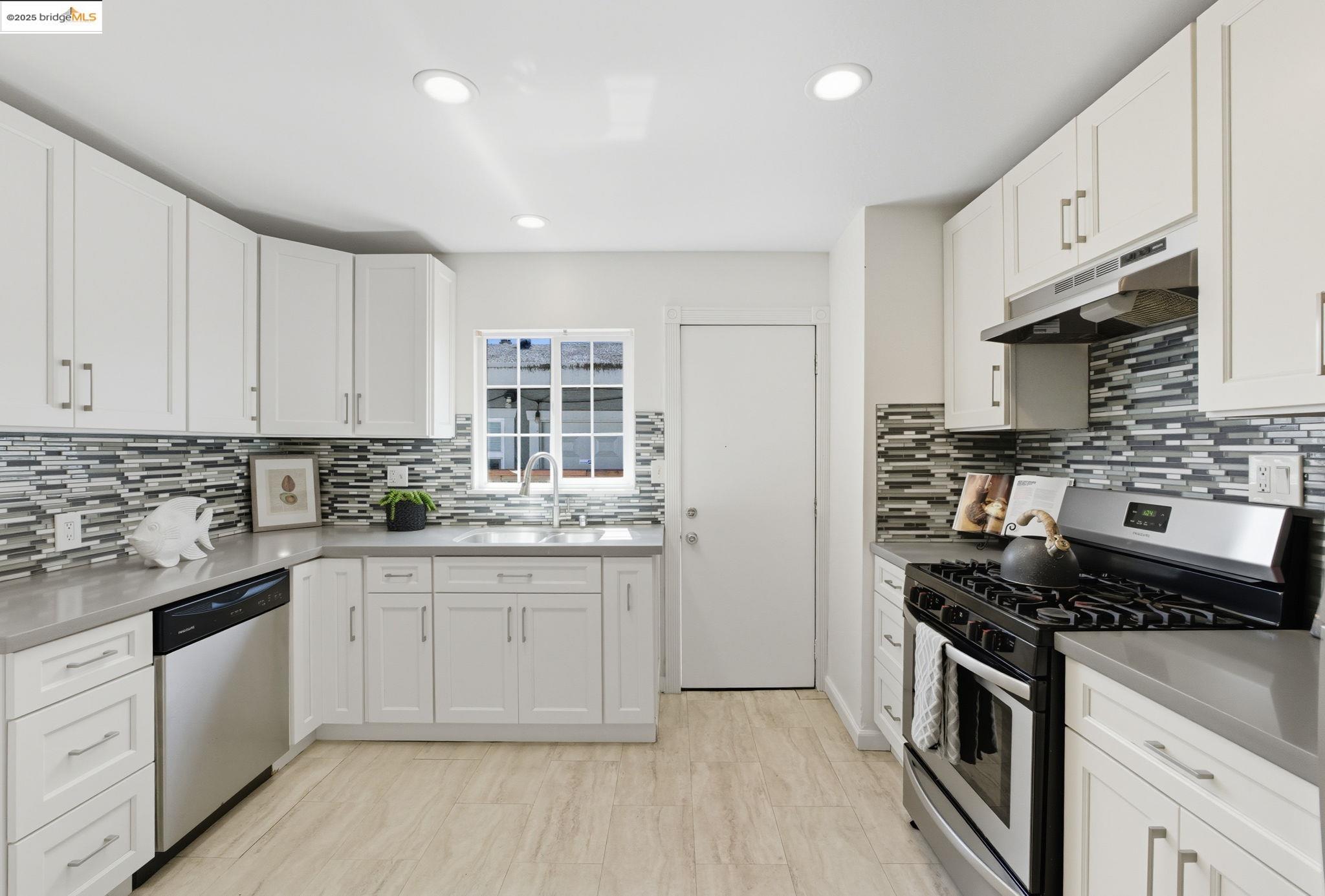 Detail Gallery Image 4 of 53 For 420 S 38th St, Richmond,  CA 94804 - 3 Beds | 1 Baths