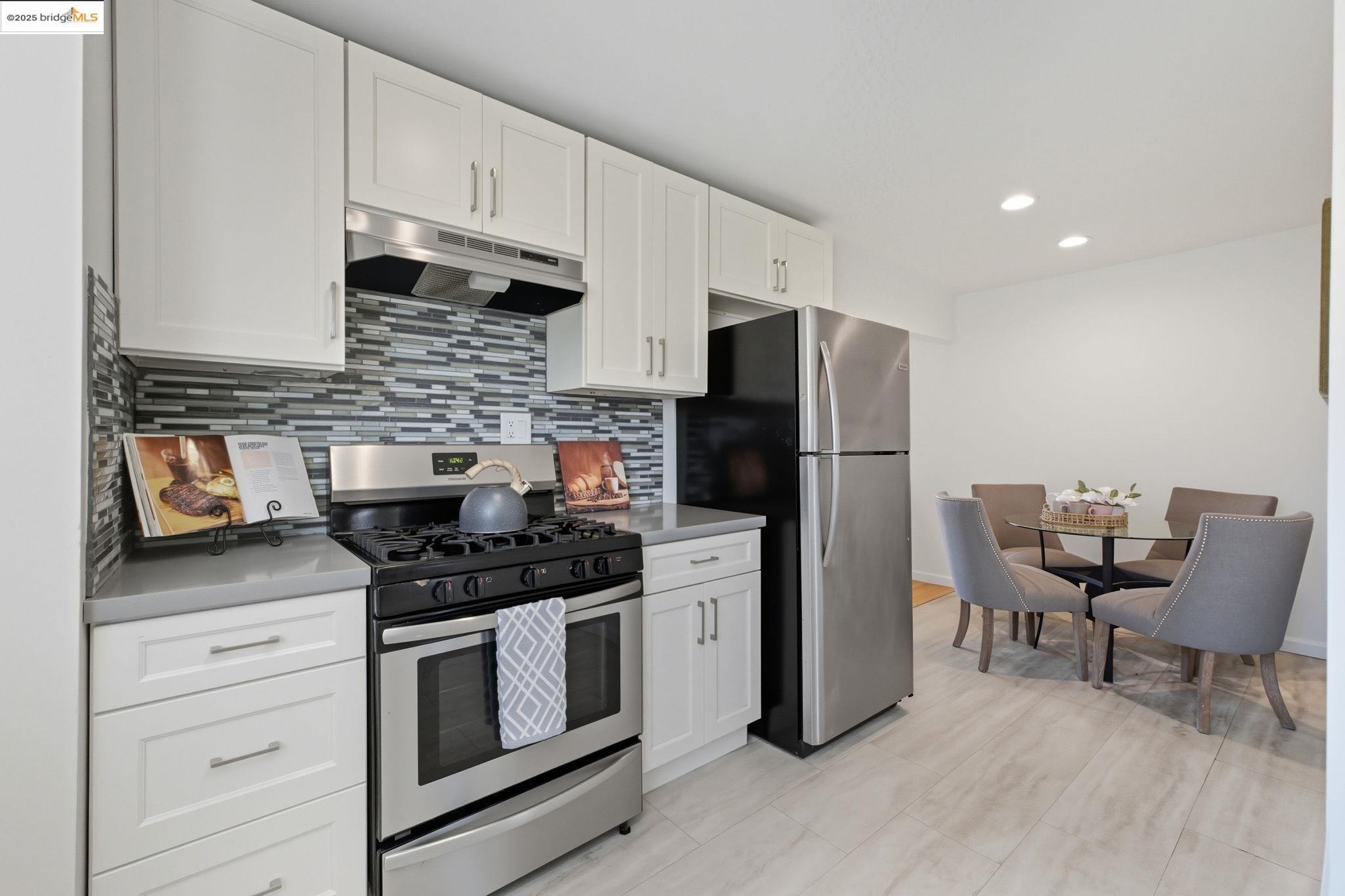 Detail Gallery Image 5 of 53 For 420 S 38th St, Richmond,  CA 94804 - 3 Beds | 1 Baths