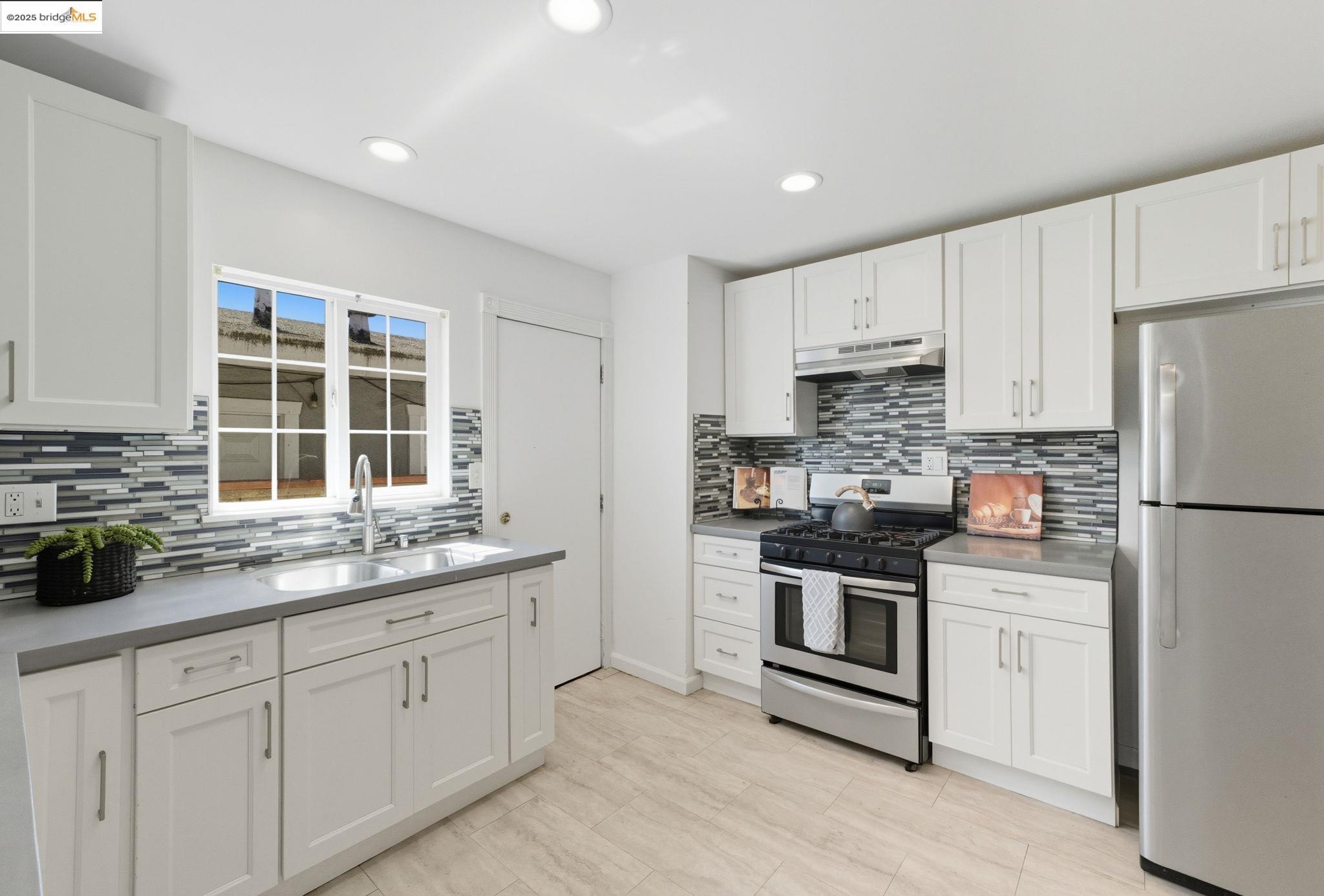 Detail Gallery Image 6 of 53 For 420 S 38th St, Richmond,  CA 94804 - 3 Beds | 1 Baths