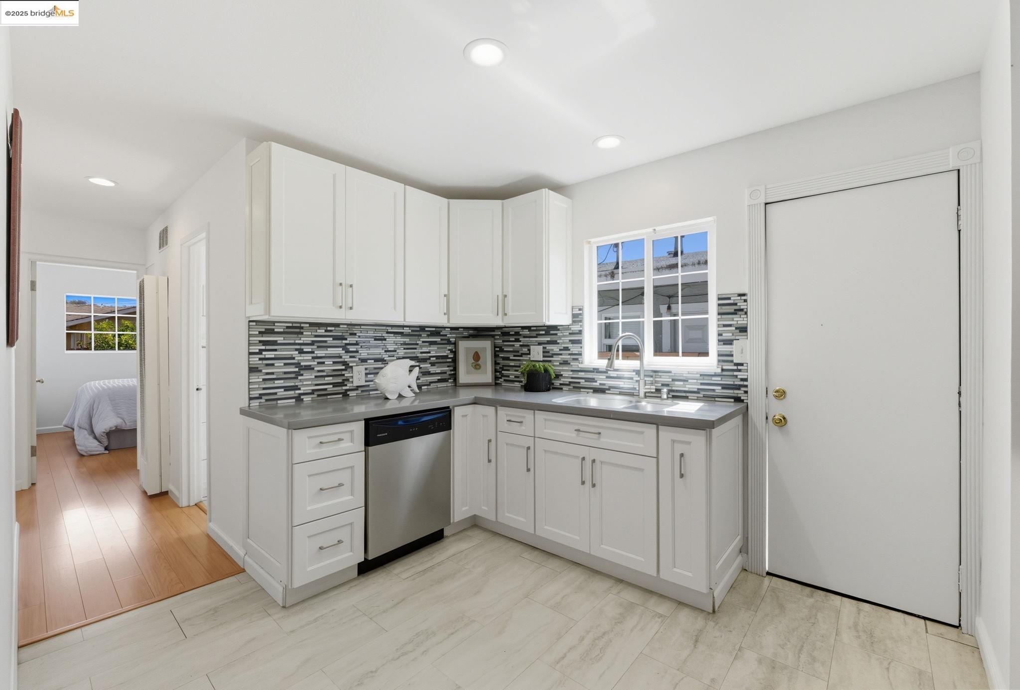 Detail Gallery Image 7 of 53 For 420 S 38th St, Richmond,  CA 94804 - 3 Beds | 1 Baths