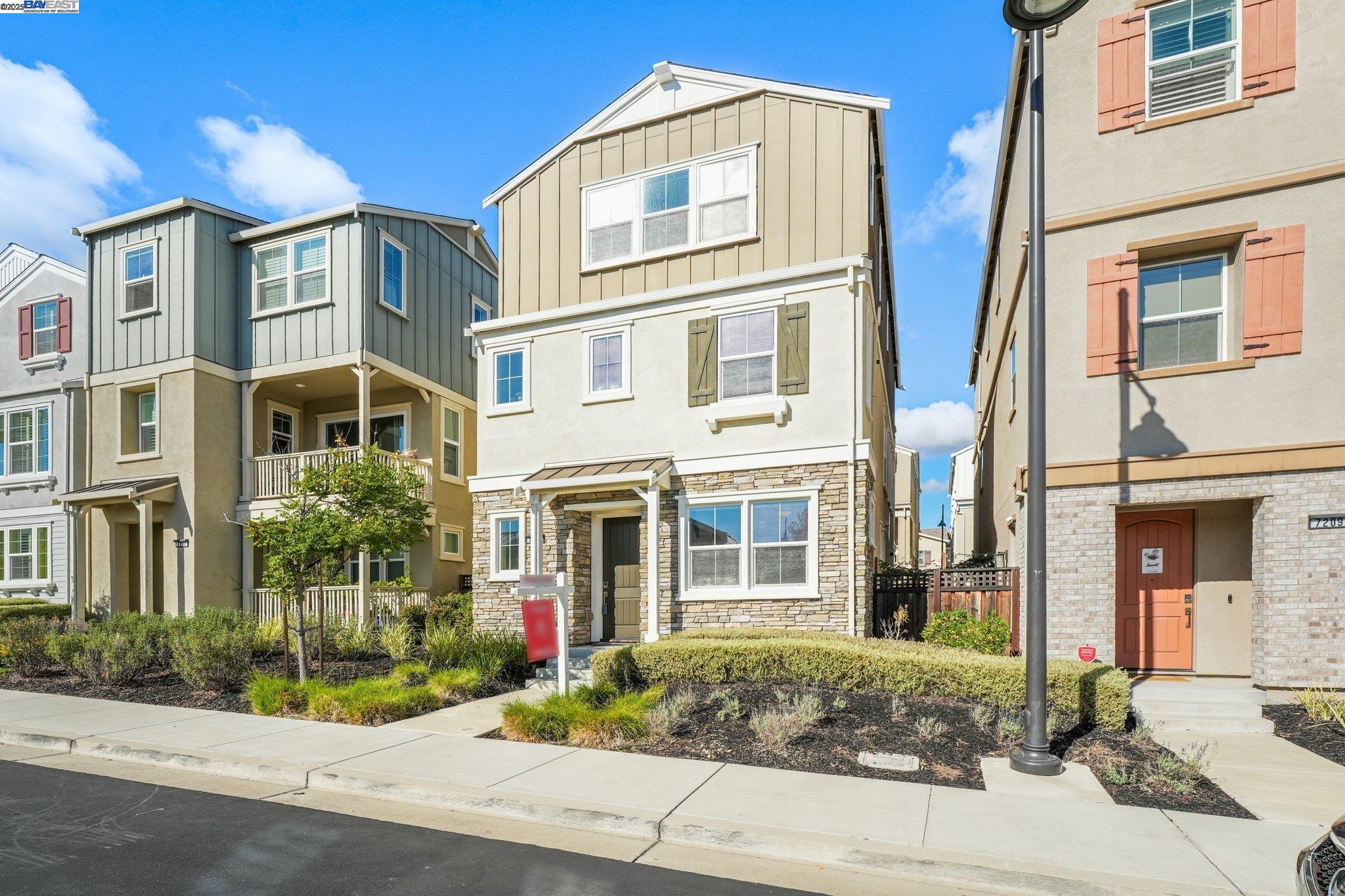 Detail Gallery Image 5 of 58 For 7213 Calistoga Ln, Dublin,  CA 94568 - 4 Beds | 3/1 Baths