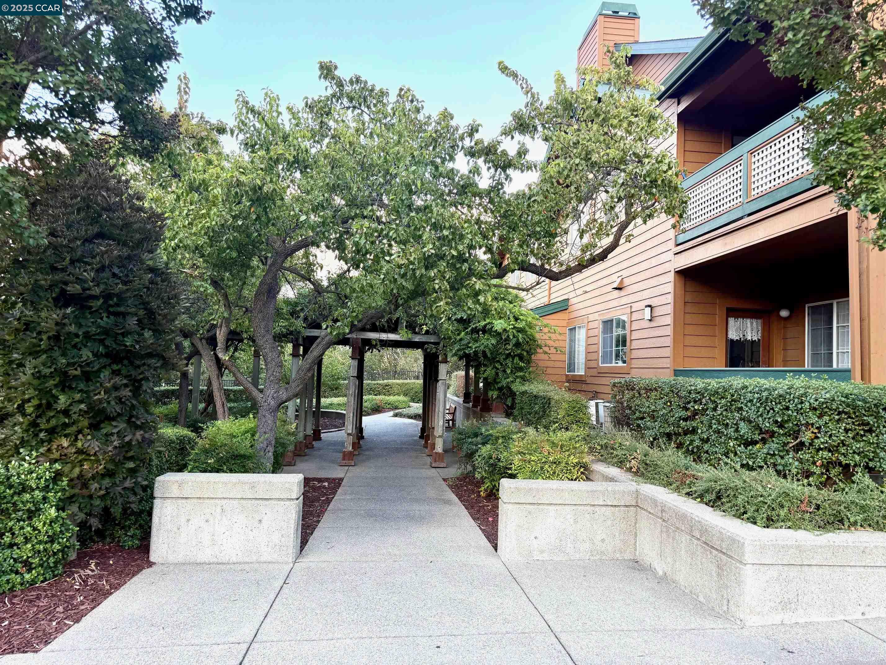 Detail Gallery Image 1 of 26 For 216 Stone Pine Ln, San Ramon,  CA 94583 - 3 Beds | 2 Baths