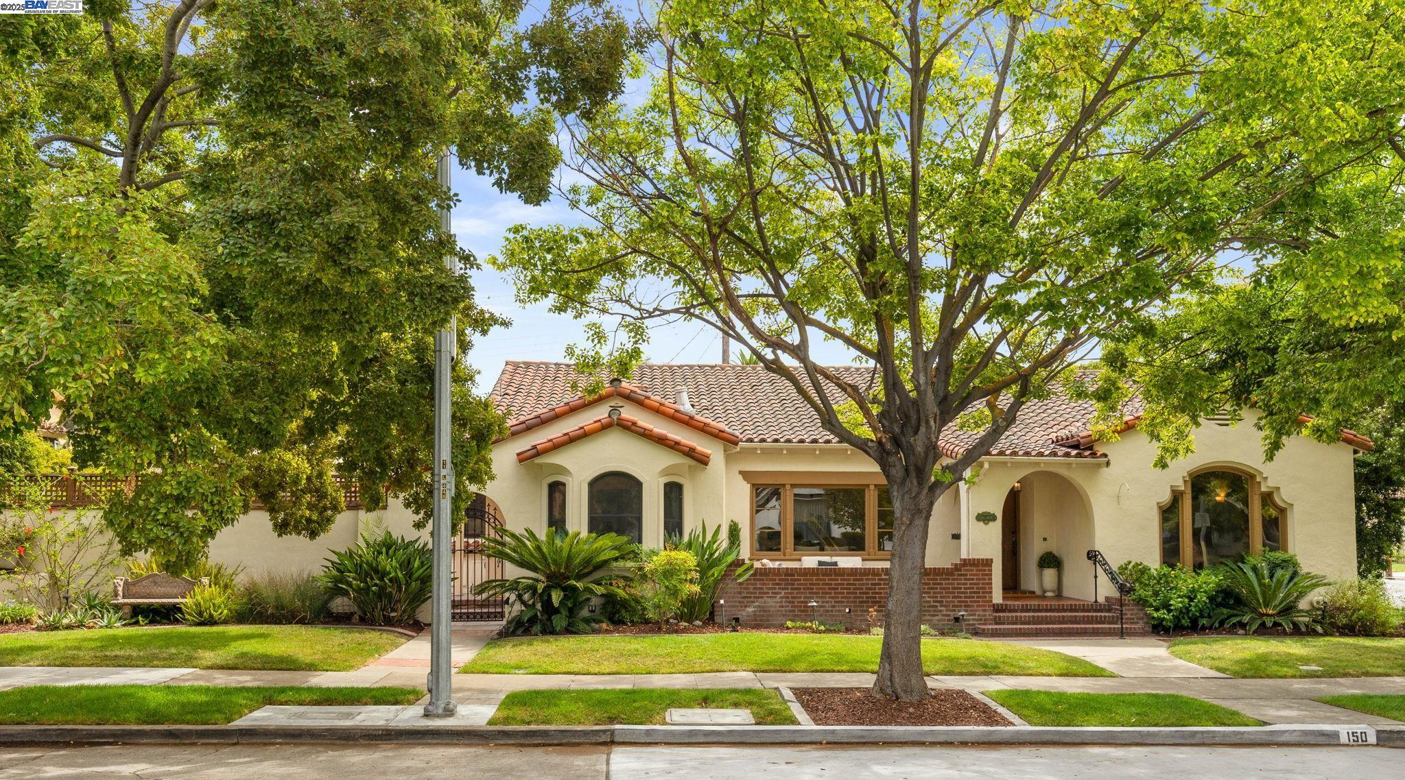 Detail Gallery Image 2 of 52 For 150 Ayer Ave, San Jose,  CA 95110 - 4 Beds | 3/1 Baths