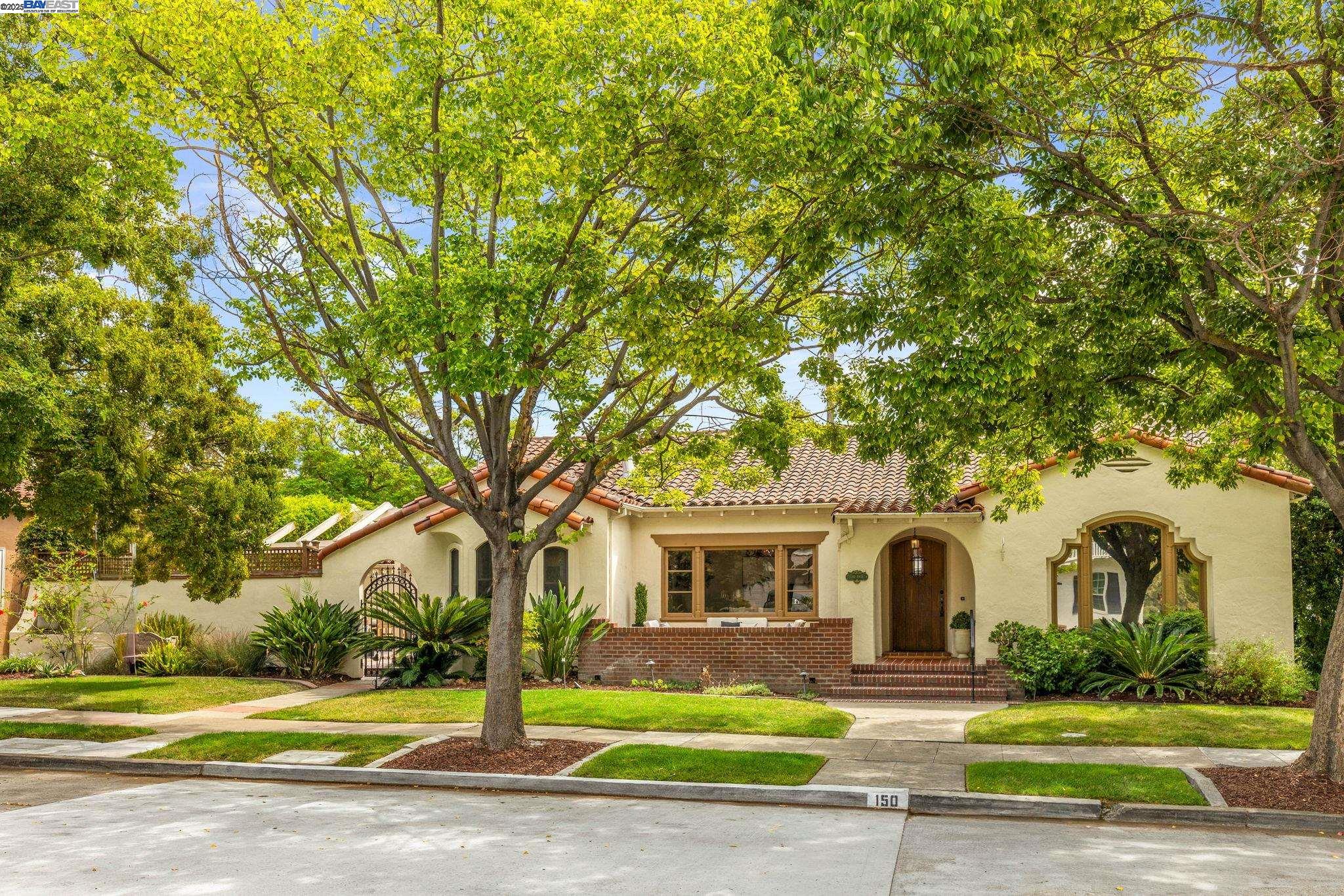 Detail Gallery Image 4 of 52 For 150 Ayer Ave, San Jose,  CA 95110 - 4 Beds | 3/1 Baths