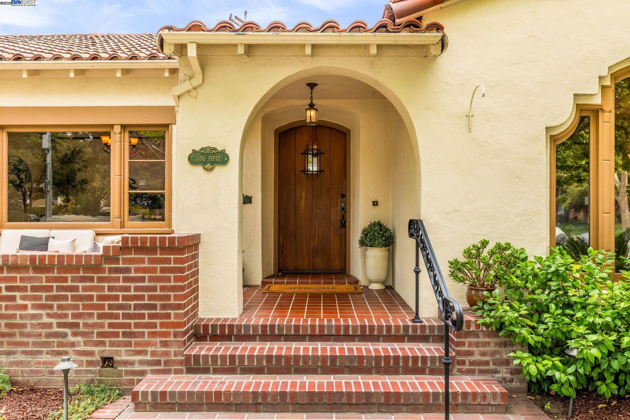 Detail Gallery Image 6 of 52 For 150 Ayer Ave, San Jose,  CA 95110 - 4 Beds | 3/1 Baths