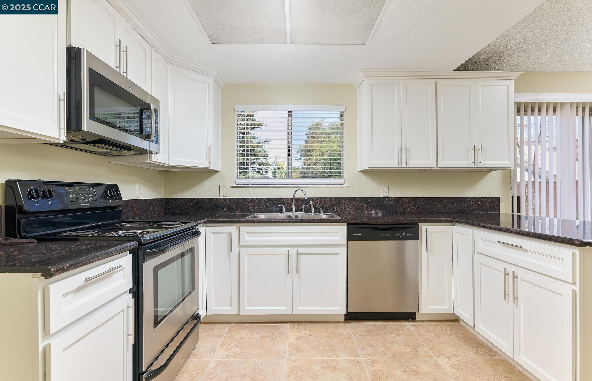 Detail Gallery Image 3 of 20 For 5385 Bamford Dr, Sacramento,  CA 95823 - 3 Beds | 2 Baths