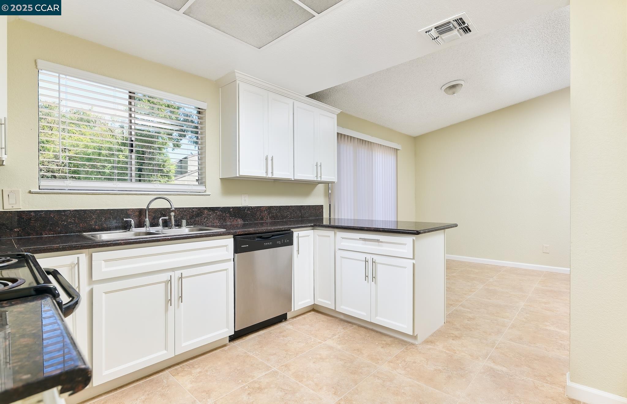 Detail Gallery Image 4 of 20 For 5385 Bamford Dr, Sacramento,  CA 95823 - 3 Beds | 2 Baths