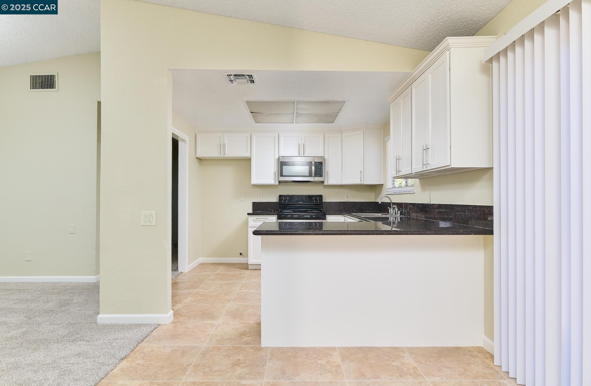 Detail Gallery Image 5 of 20 For 5385 Bamford Dr, Sacramento,  CA 95823 - 3 Beds | 2 Baths