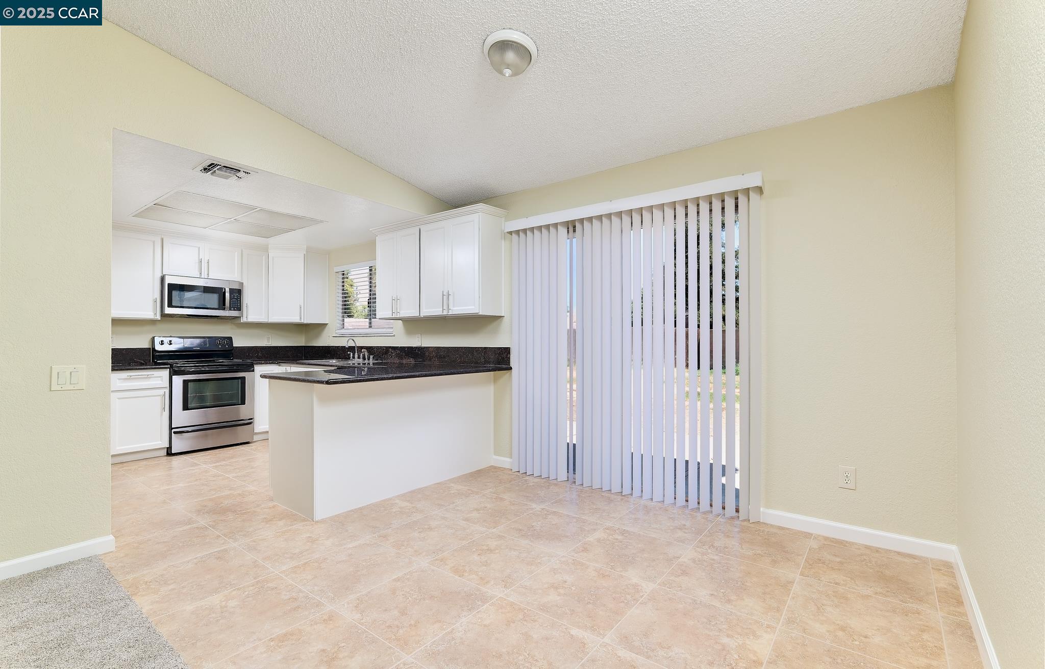 Detail Gallery Image 6 of 20 For 5385 Bamford Dr, Sacramento,  CA 95823 - 3 Beds | 2 Baths