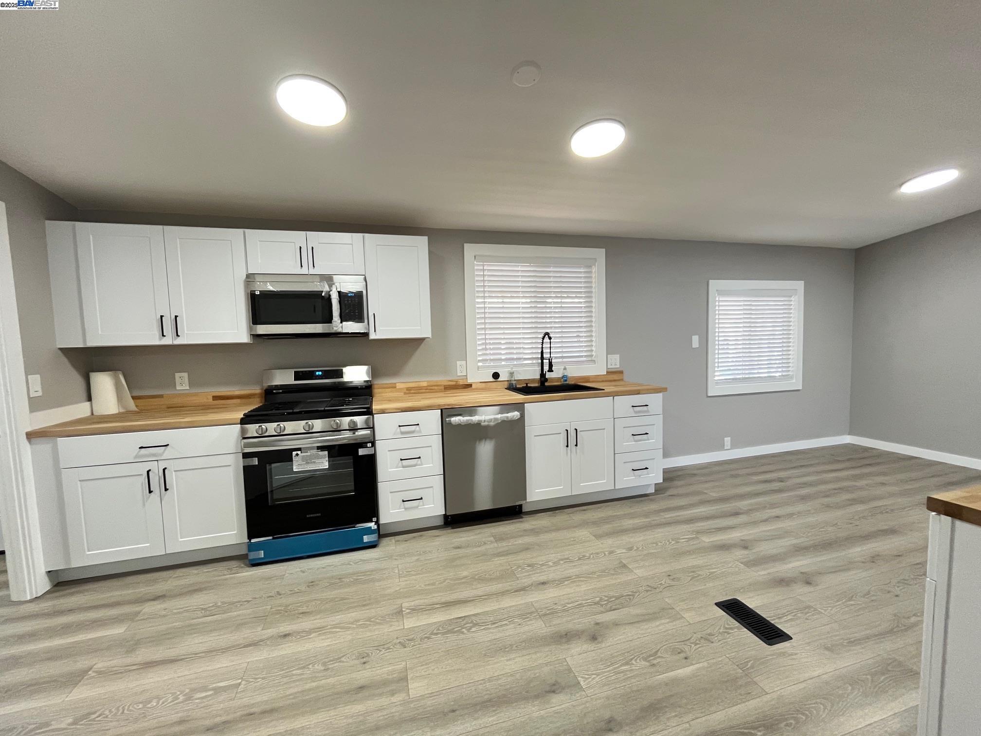 Detail Gallery Image 12 of 25 For 2187 Bourbon  Dr., Hayward,  CA 94545 - 3 Beds | 2 Baths