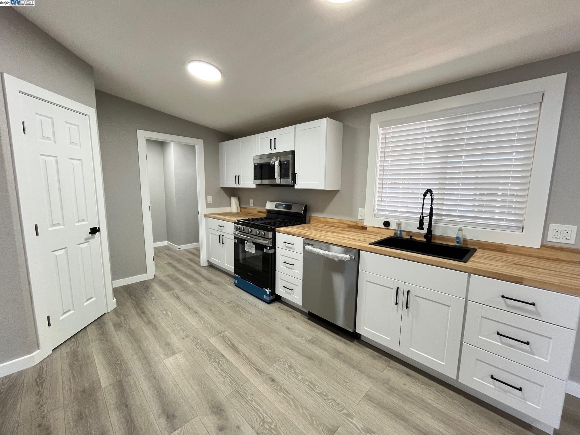 Detail Gallery Image 10 of 25 For 2187 Bourbon  Dr., Hayward,  CA 94545 - 3 Beds | 2 Baths