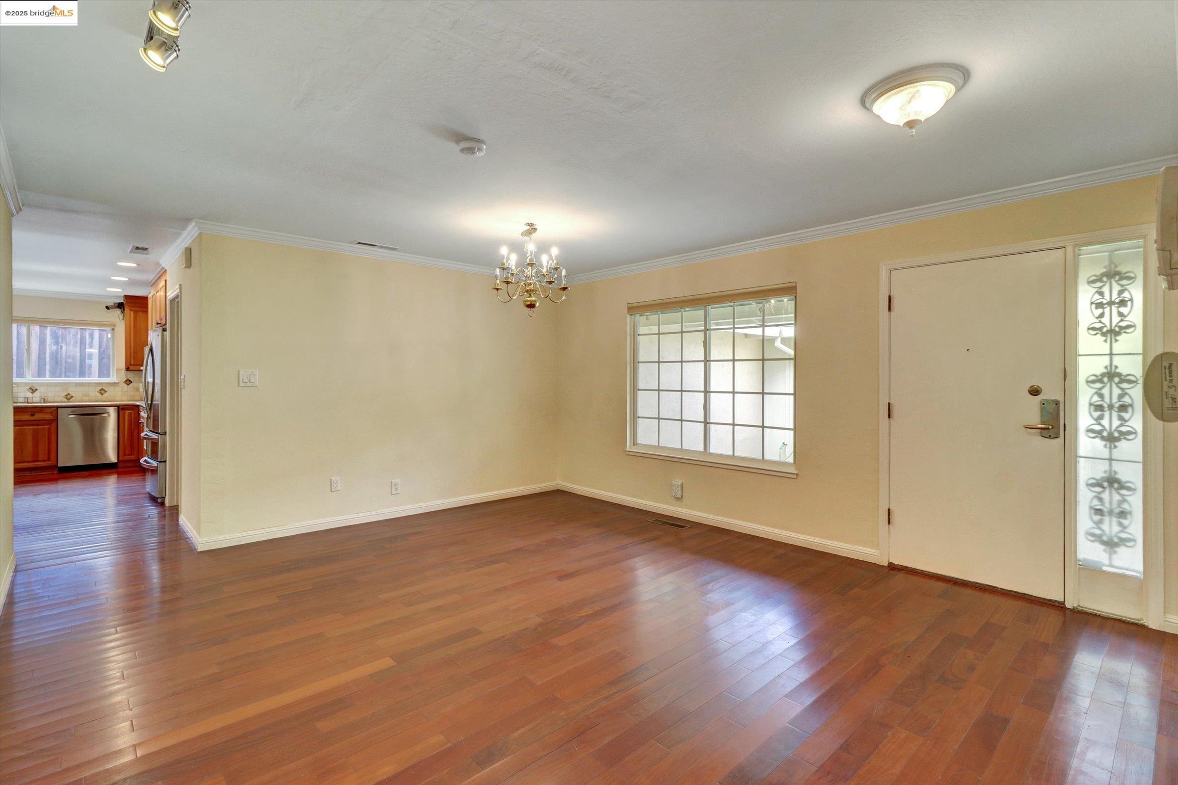 Detail Gallery Image 11 of 58 For 8153 Surrey Ln, Oakland,  CA 94605 - 4 Beds | 2/1 Baths