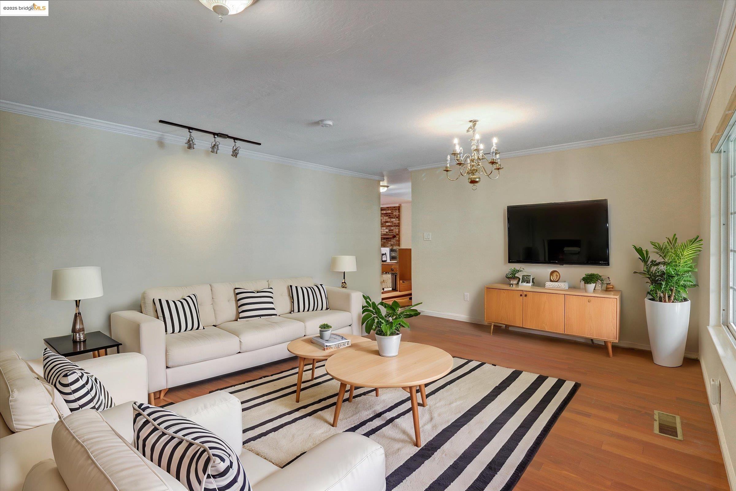 Detail Gallery Image 12 of 58 For 8153 Surrey Ln, Oakland,  CA 94605 - 4 Beds | 2/1 Baths