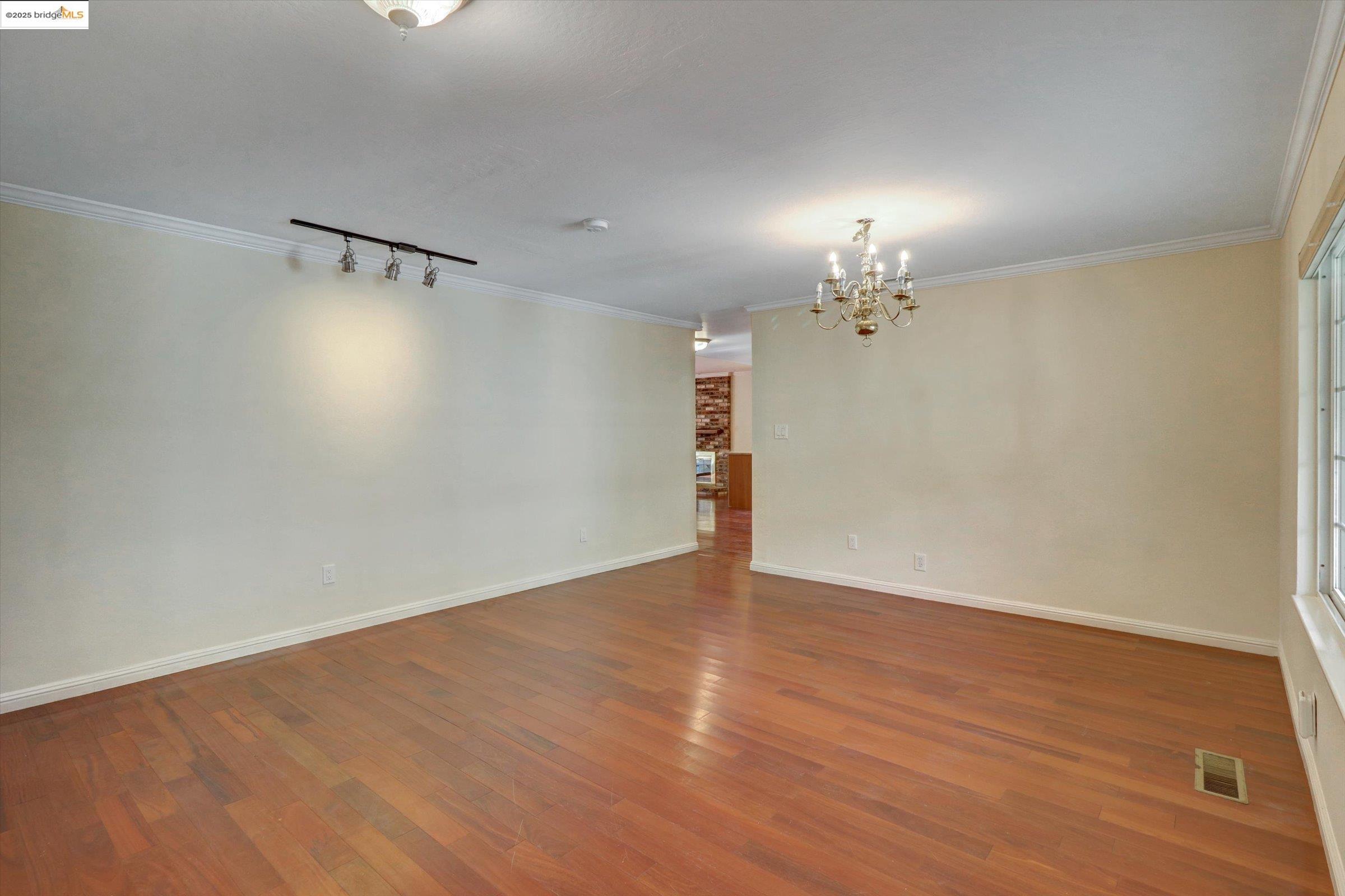 Detail Gallery Image 13 of 58 For 8153 Surrey Ln, Oakland,  CA 94605 - 4 Beds | 2/1 Baths